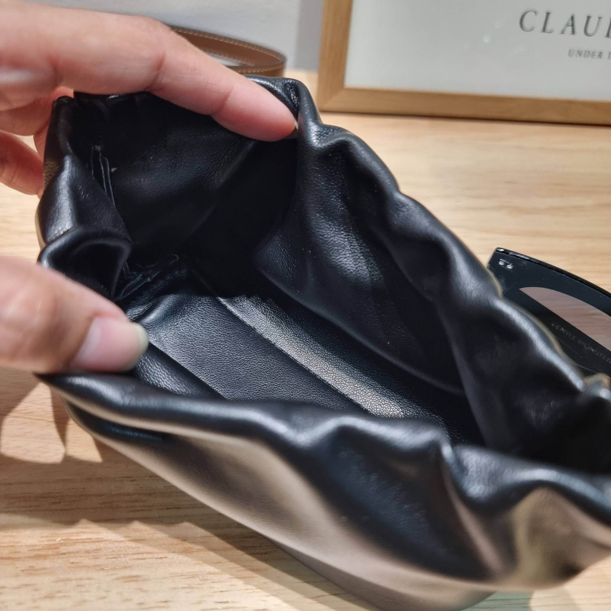 Set 3 ชิ้น Gucci Horsebit 1955 mini bag / Gucci Phone Bag box set ชวนสะสม ใครมองหาของขวัญอยู่ เซ็ทนี้จัดว่าเลิศมาก! กับการจับเอารุ่นยอดฮิต มามิกซ์รวมกับไอเท็มสุดคุ้มของมันต้องมี!! จัดเรียงให้อยู่ในกล่อง box set ลิมิเต็ด ที่มีทั้งแว่นตา gentle monster แบรน