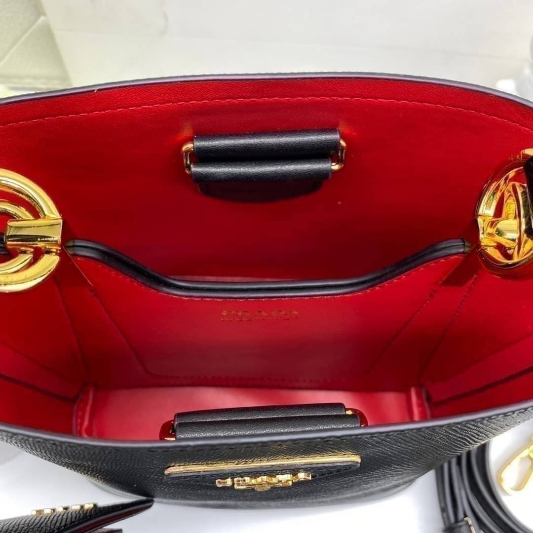 Prada Panier Saffiano Leather Bag / PRADA Saffiano Bucket Bag กระเป๋าสะพายทรง bucket ไซส์น่ารักน่าใช้ ภายในโล่งกว้าง ใส่ของสำคัญได้เลย รีบจับจองกันน้า ราคาสุดคุ้มแบบนี้ ตำเลย!