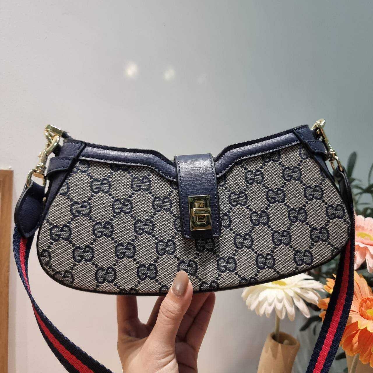 Gucci moon side mini shoulder bag สวยย้อนยุค y2k กำลังมาแรง กับอีกหนึ่งไอเท็มสุดจึ้ง ด้วยขนาดที่กำลังพอดี ดีไซน์คลาสสิคลัคชู ดูผู้ดี