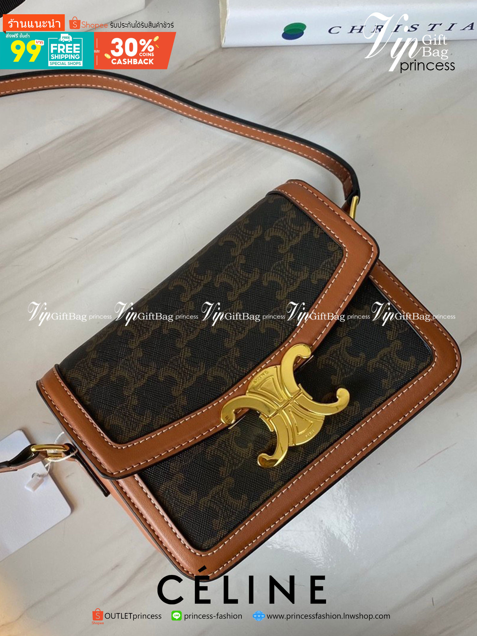 พร้อมส่งรุ่นขายดี!! CELINE CROSSBODY VIP GIFT WITH PURCHASE GWP กระเป๋าพรีเมี่ยมกิ๊ฟ Limited จาก PARFUME DUTYFREE COUNTER สวยอยู่ทรงเปิดปิดด้วยตัวล้อคด้านหน้า ภายในมีช่องใส่ของหลัก พร้อมช่องซิป ใส่กระเป๋าสตางค์กลาง + มือถือได้ ทรงนี้กำลังมาแรงมาก แมชต์ลุค