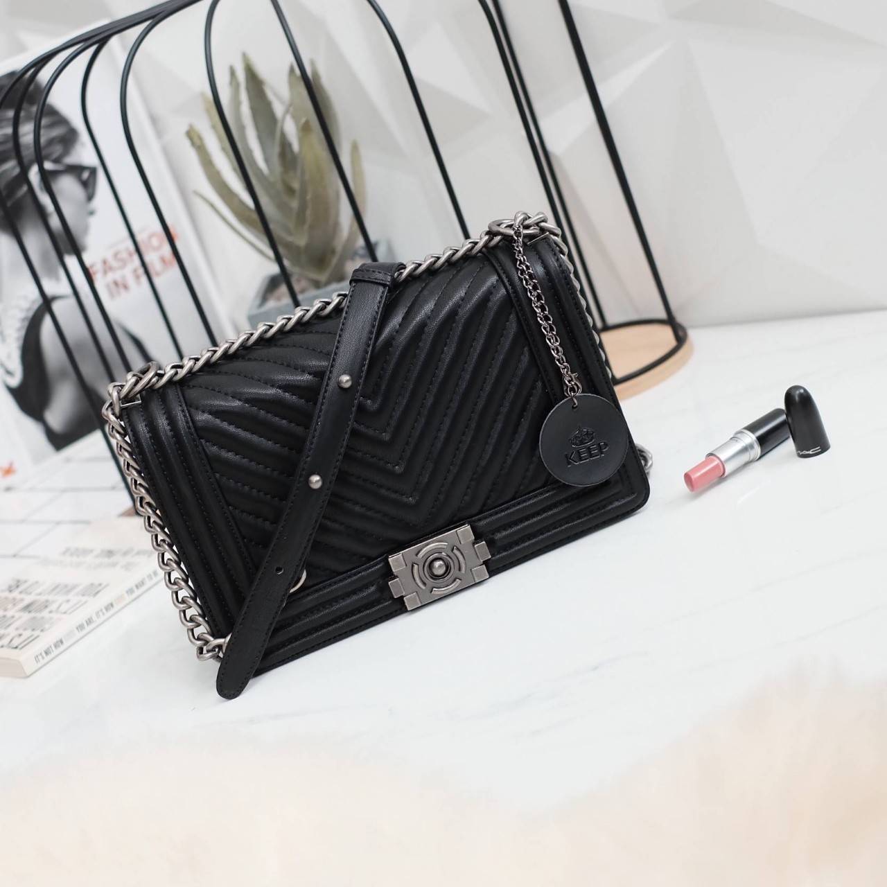 Keep chain large shoulder bag กระเป๋าทรงยอดฮิตคะ รุ่นนี้รับประกันความสวย คอลเลคชั่นใหม่ตัวกระเป๋าทำมาจากหนัง Microfiber เนื้อดี สวย ทน ขึ้นกว่าเดิมเยอะ !! ขนาดกะทัดรัด ภายในสีแดง มีช่องใส่ของจุกจิก สายโซ่ปรับได้ 2 แบบทั้งสายสั้น สายยาว สะพายพาดลำตัวได้คะ 