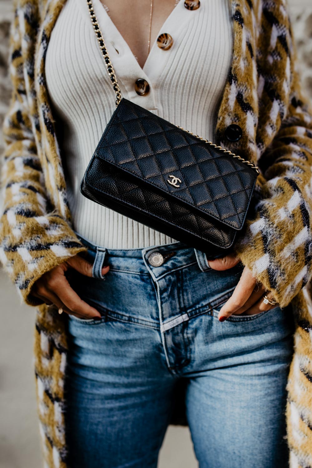 CHANEL WALLET ONCHAIN งานหนังแท้สวยหรู ใช้ ตทป ได้ กระดุมแม่เหล็ก ตามฉบับ HOLO ปีใหม่ ตามภาพที่ถ่ายเลย ตรงกับการ์ด รุ่นที่สาวๆ ทุกคนต้องมี เห็นเล็กๆ แบบนี้แต่ใส่ของได้เยอะมาก สามารถไช้แทนกระเป๋าคลัชถือได้ด้วย ครบจบในใบเดียวเลยค่ะ ภาพงานจริง ไม่ผิดหวังค่ะ