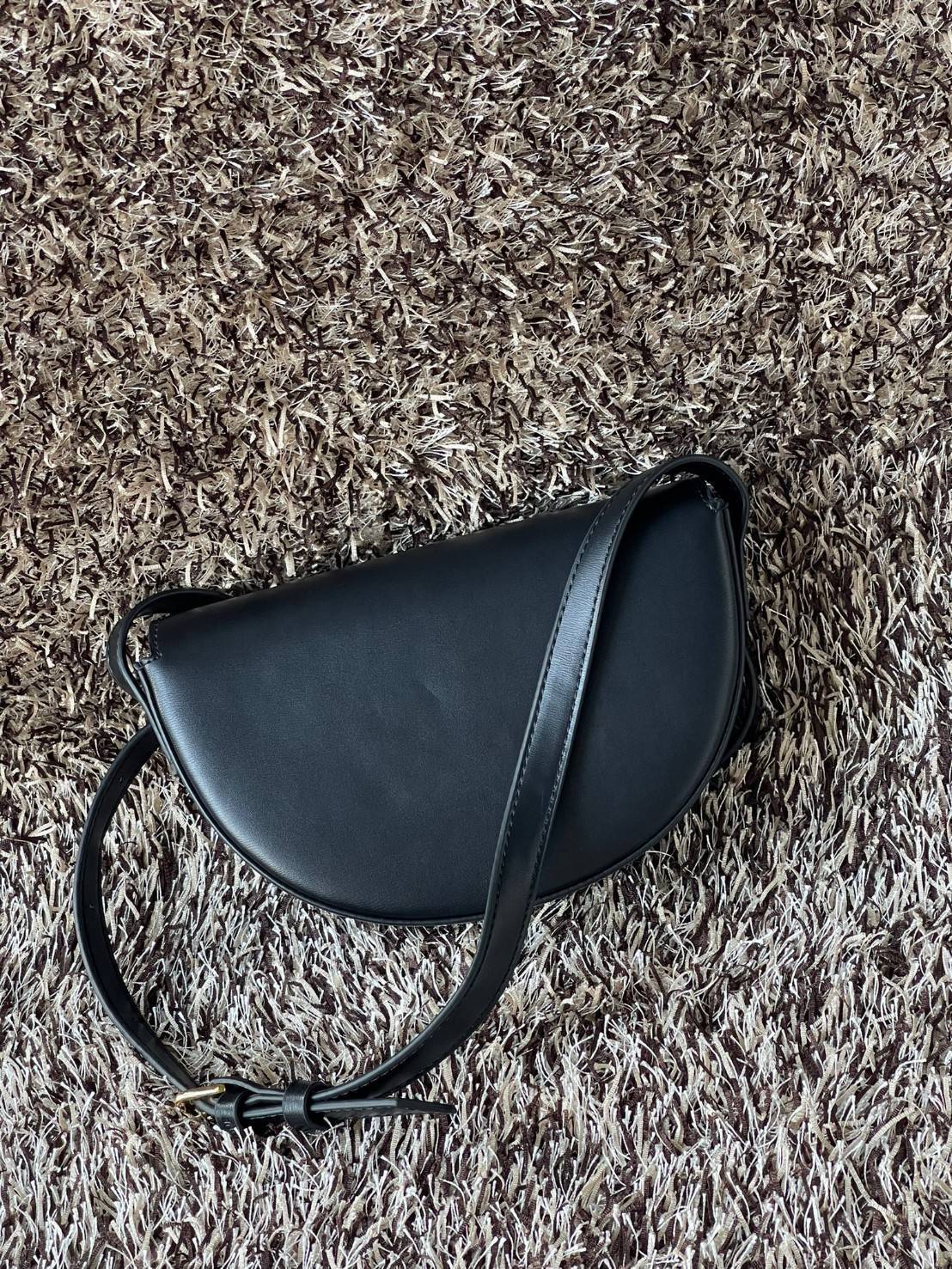 CELINE BESACE CUIR TRIOMPHE IN SMOOTH กระเป๋ารุ่นนี้นำเสนอในรูปทรงฮาล์ฟมูนที่ตอนนี้กำลังงมาแรง เปิดด้วยกระดุมแป๊กเพื่อเผยให้เห็นช่องภายในที่กว้างขวางและกระเป๋าด้านในแบบแบน คุณสมบัติที่โดดเด่นอีกอย่างของกระเป๋าอยู่ที่โลโก้ขนาดใหญ่ รูปทรงสะดุดตา สามารถสะพาย