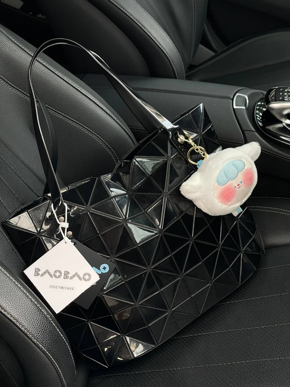 Bao Bao Issey Miyake ROCK MATTE ซีรีส์นี้จะเป็นทรงสี่เหลี่ยมผืนผ้า มีซิปปิดด้านบน ถือเป็นรุ่นที่เหมาะกับการใช้งานในชีวิตประจำวัน สามารถพับมุมและบริเวณด้านล่างของกระเป๋าเพื่อเพิ่มความสะดวกสบายในการใช้งาน ทั้งยังช่วยให้วางกระเป๋าในแนวตั้งได้อีกด้วย แผ่นต่อส