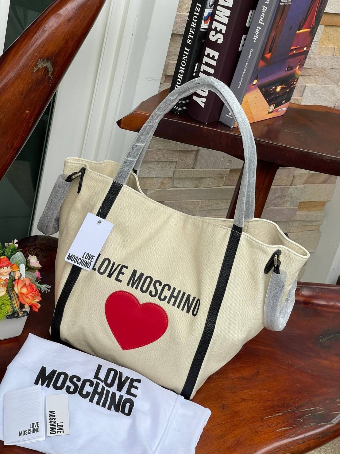 Love Moschino Borsa Donna MOD.JC4333PP07KV VAR.Unica กระเป๋าทรง Tote เป็นกระเป๋าที่สาวๆ ทำงานนิยมมากที่สุด เพราะมีขนาดใหญ่พอเหมาะใส่เอกสารขนาด A4 ใส่ของใช้ของจำเป็นได้ครบสำหรับการใช้งานนอกบ้านใน 1 วัน ถ้าต้องออกไปธุระต่อตอนค่ำก็ยังไม่ใหญ่เทอะทะเกินไป