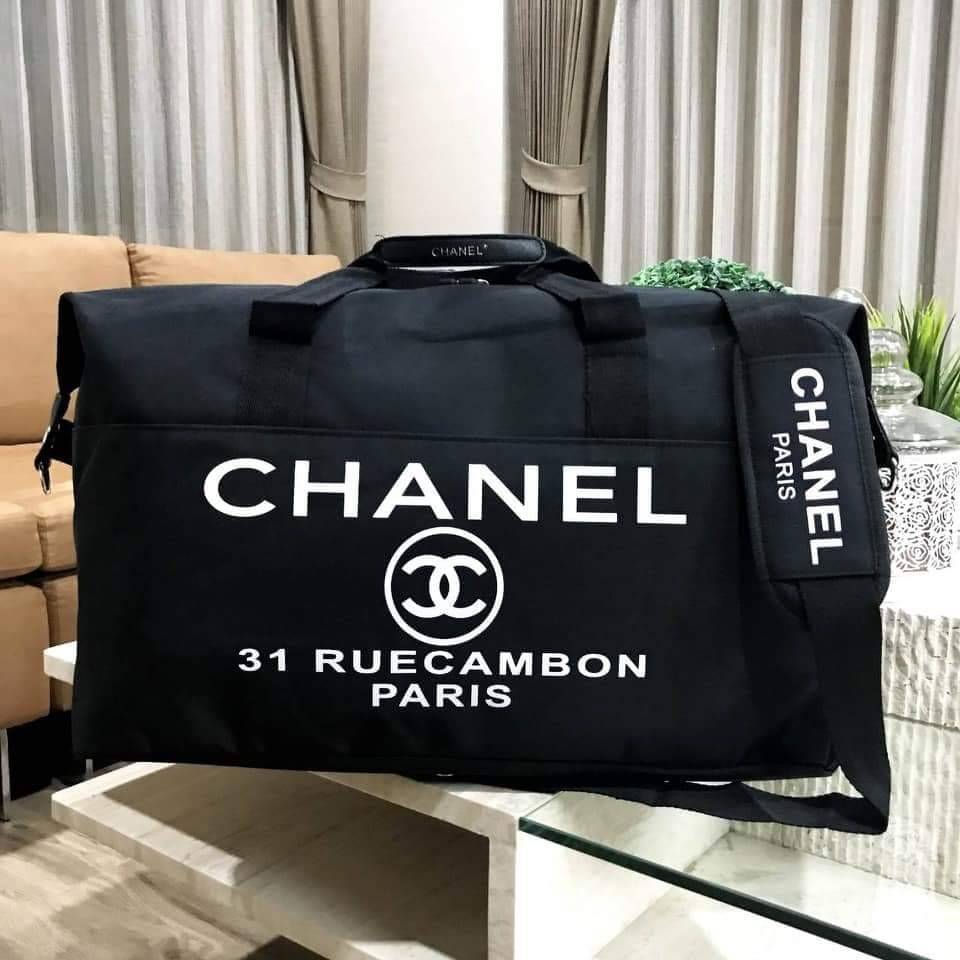CHANEL VIP GIFT Large Travel Bag กระเป๋าเดินทาง Gift With Purchase รุ่น Limited Edition ของเเท้จาก Chanel Perfumes Counter วัสดุ NYLON เนื้อหนา สีดำสกรีนโลโก้ด้านหน้า เปิดปิดด้วยซิป หัวซิปแบรนด์ ใบใหญ่ จุใจ พิเศษ! มีช่องใส่รองเท้าด้านข้างแยกเป็นสัดส่วน ปร