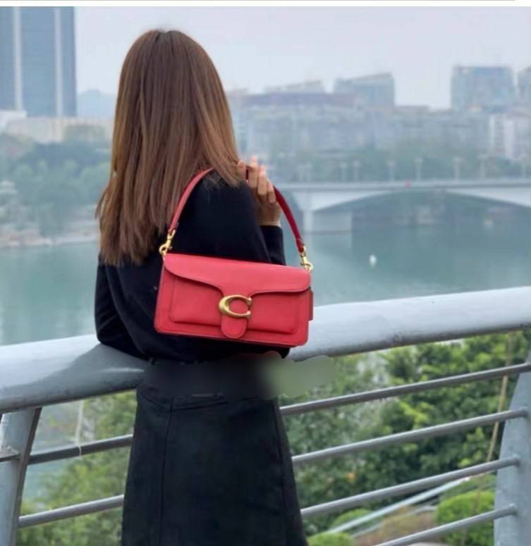 COACH TABBY SHOULDER BAG 26 ((73995)) พัฒนามากจากกระเป๋า Coach รุ่นดังยุค 1970 ทำจากผ้า Canvas เคลือบลายซิกเนเจอร์ หนังลายกรวดและหนังกลับ ด้วยวัสดุคลาสสิค มากับสายที่ถอดได้ถึง 2 สาย ไม่ว่าจะเป็นสายหิ้วหรือสายสะพาย หนังลายกรวดและหนังลูกวัวแบบเนื้อละเอียด แ