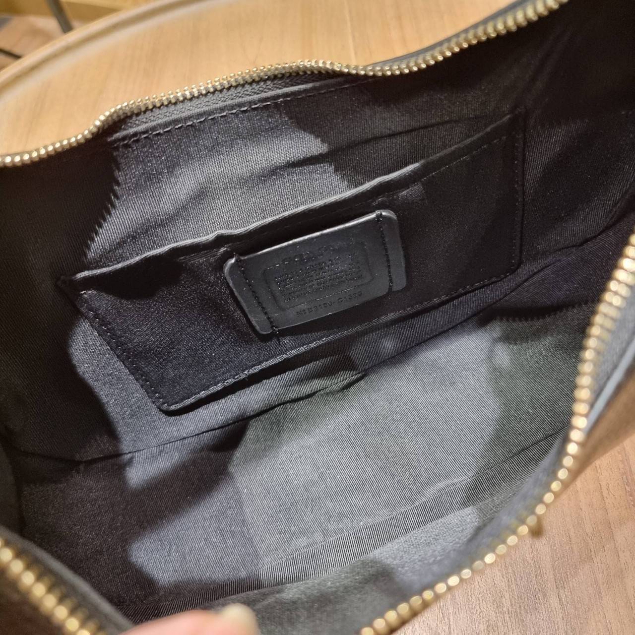 COACH C4108 BAILEY HOBO WITH WHIPSTITCH BEST SELLER ต้องมา!! กระเป๋าทรงโฮโบ ดีไซน์หรูหรา แมชท์ง่ายกับทุกไลฟ์สไตล์ วัสดุหนัง pepble หนังนิ่มสวย เปิด-ปิดด้วยซิปรูดใช้งานง่าย ภายในโล่งกว้าง สายคล้องสะพายไหล่ มีดีเทลน่ารักน่าใช้ ใช้งานสะดวกและง่ายต่อการใช้ชีว