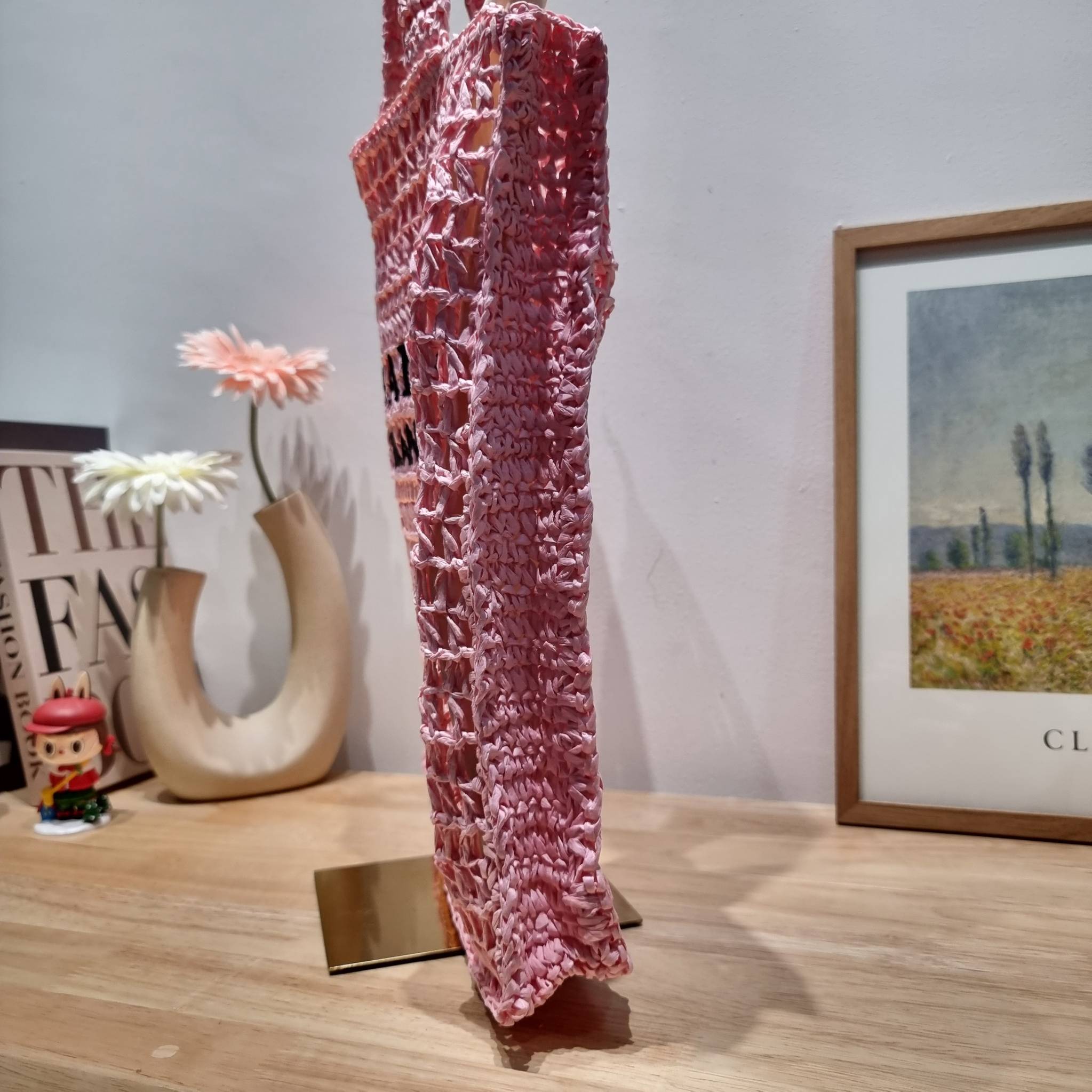 PRADA RAFFIA TOTE BAG สวยไม่ซ้ำใคร สไตล์บีช เหมาะมากกับการสะพายไปเที่ยวทะเล หรือจะใช้ในวันสบายๆก็ตอบโจทย์ กับกระเป๋าสะพายสานใบใหญ่ ตัวกระเป๋าเป็นวัสดุสังเคราห์จากธรรมชาติ