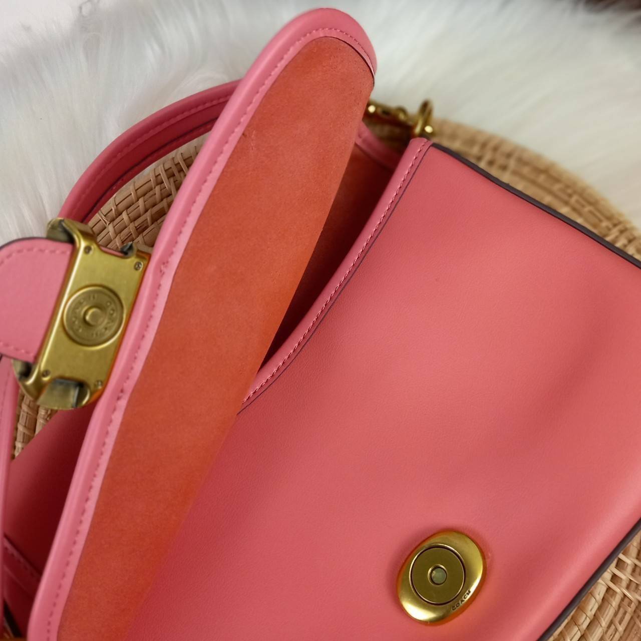 COACH SOFT TABBY SHOULDER BAG (C4823//C5261) กระเป๋าถือ กระเป๋าสะพาย ที่ใครๆก็เข้าถึงได้ หรูหรา คลาสสิค ลุคเรียบร้อย แต่ความสวยไม่น้อย! ดาเมจความลุคผู้ดีรุนแรงมาก!!เกินต้าน!!// วัสดุหนังแท้ทั้งใบ หนังเรียบ หนังนิ่มมากๆ อยู่ทรงสวยมากๆด้วย// ด้านในโล่งกว้าง