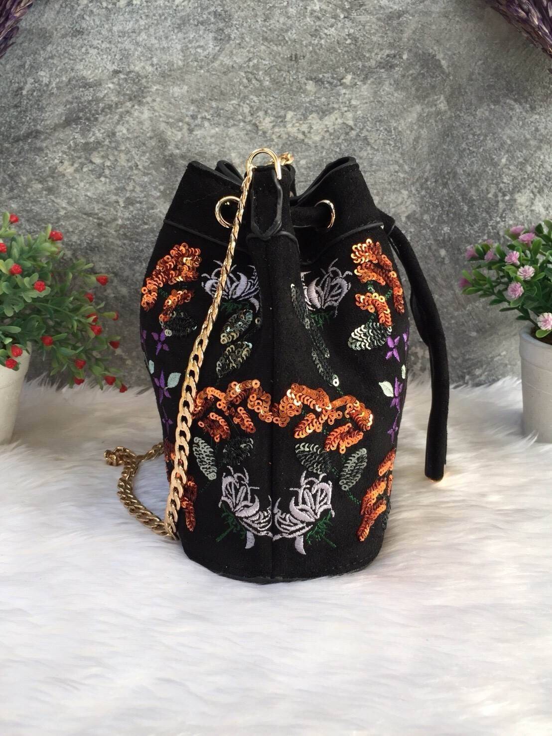 New! 2018 CHARLES & KEITH EMBELLISHED DRAWSTRING BAG กระเป๋าหนังสักลาด ทรงหูรูด ปักลายดอกไม้ ลายกริตเตอร์ สีสันน่ารัก อยู่ทรงแข็ง สะพายด้วยสายโซ่สีทอง ขนาดกำลังดี สะพายไปเที่ยวดูสดใส น่ารักแนะนำเลยค่ะ
