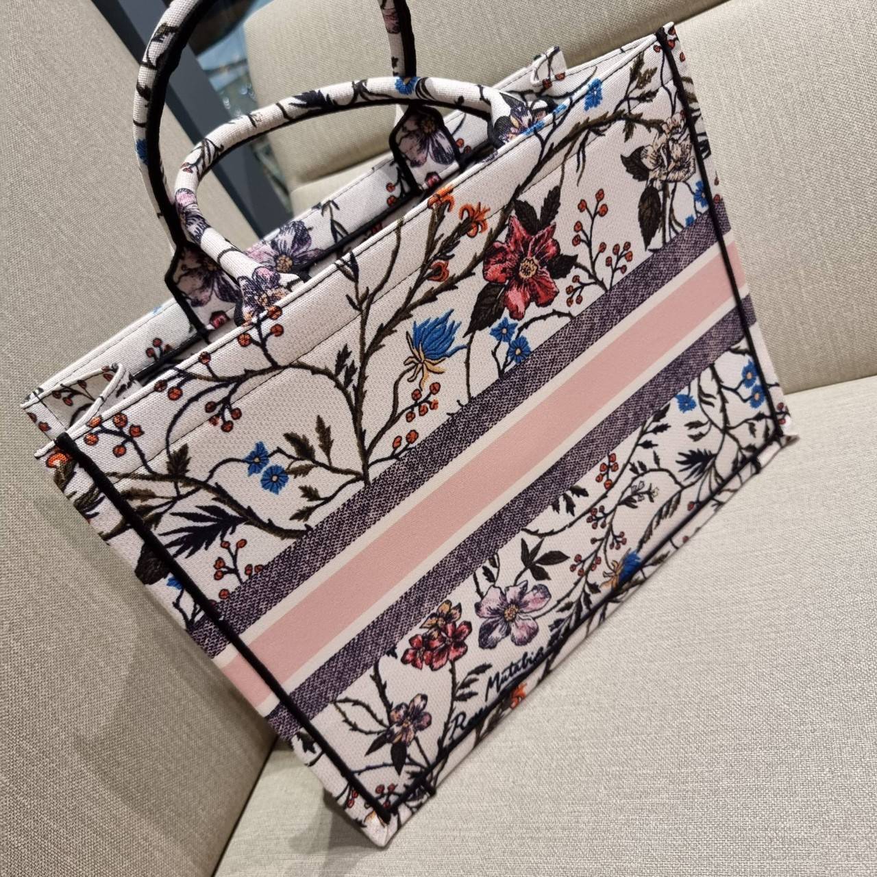 VIP 】HOT ARRIVAL!! DIOR CD SHOPPING BAG WITH GWP กระเป๋าทรงช้อปปิ้งใบใหญ่ จุใจ!! พรีเมี่ยมกิ๊ฟรุ่นดับเบิ้ลฮอต ดีไซน์คลาสสิควินเทจ สวยหรู วัสดุผ้าแคนวาสลายกราฟฟิค ภายในโล่งกว้างมากๆ ใส่ของจุสุดๆ โน้ตบุ้ค ไอแพด กระเป๋าสตางค์ มือถือ หรือเสื้อผ้ายังได้ สะพายค