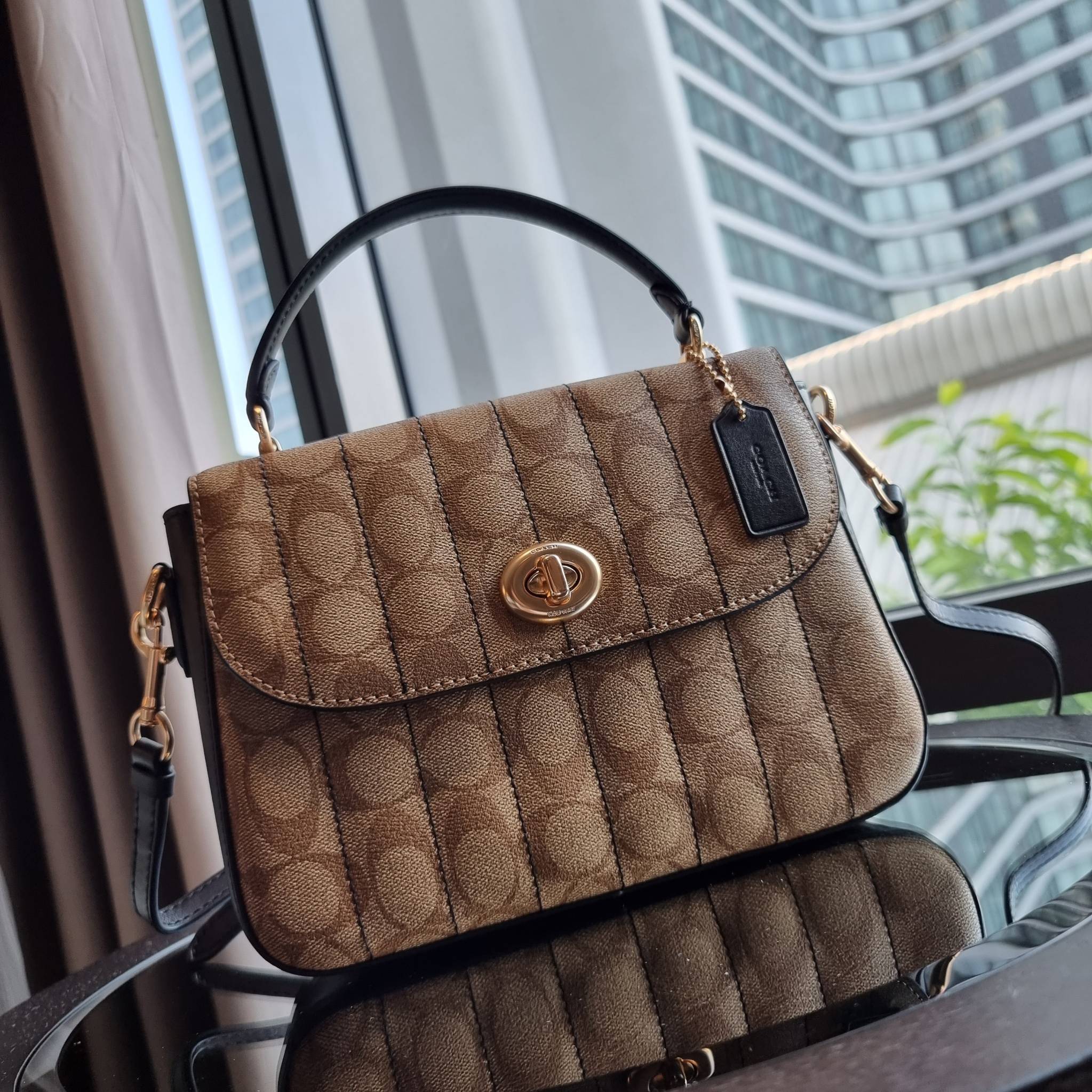 OUTLET 】COACH C5645 MARLIE TOP HANDLE SATCHEL IN SIGNATURE CANVAS WITH QUILTING ดีไซน์ใหม่ กระเป๋าถือ/สะพายข้าง ออกแบบมาไม่เหมือนใคร โดดเด่นด้วยการเย็บบุหนัง โชว์ดีเทลลายเส้น ตกแต่งโลโก้ด้านข้างอะไหล่ทอง วัสดุหนังแคนวาสสลับหนังแท้ เปิด-ปิดด้วยตัวล็อคแน่นห