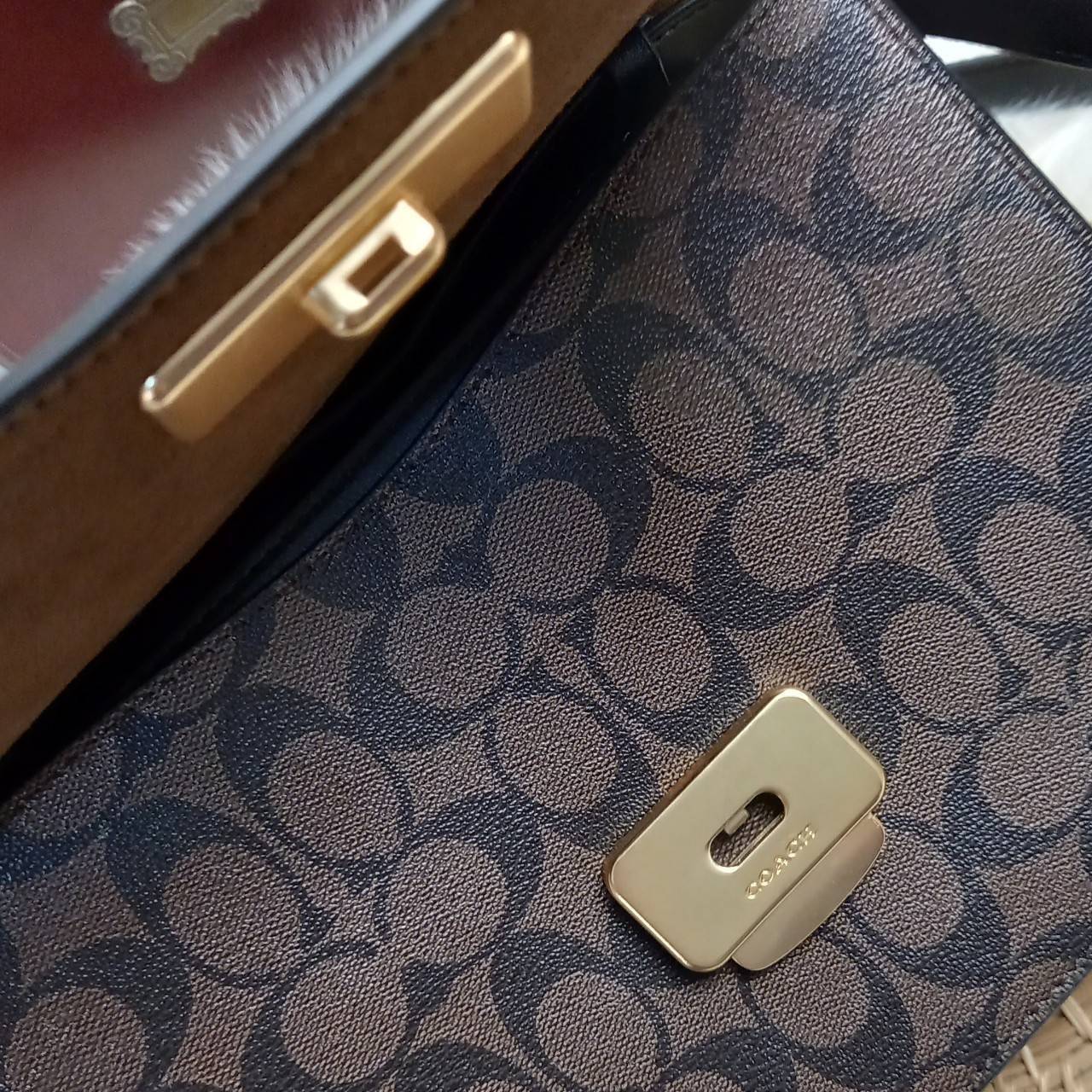 COACH BRYNN FLAP CROSSBODY IN SIGNATURE CANVAS (COACH C5633)🍁สวยหรู ทะลุ เกินเบอร์มาก//กระเป๋าสะพายข้าง หรือจะถือเป็นครัชก็เก๋แบบเลิศๆ>> มีสายยาวถอดได้ ปรับระดับได้ //วัสดุหนังแคนวาส ตกแต่งดีเทลหรูด้วยหนังแท้ และอะไหล่สีทอง งานสวย คมกริบ //เ