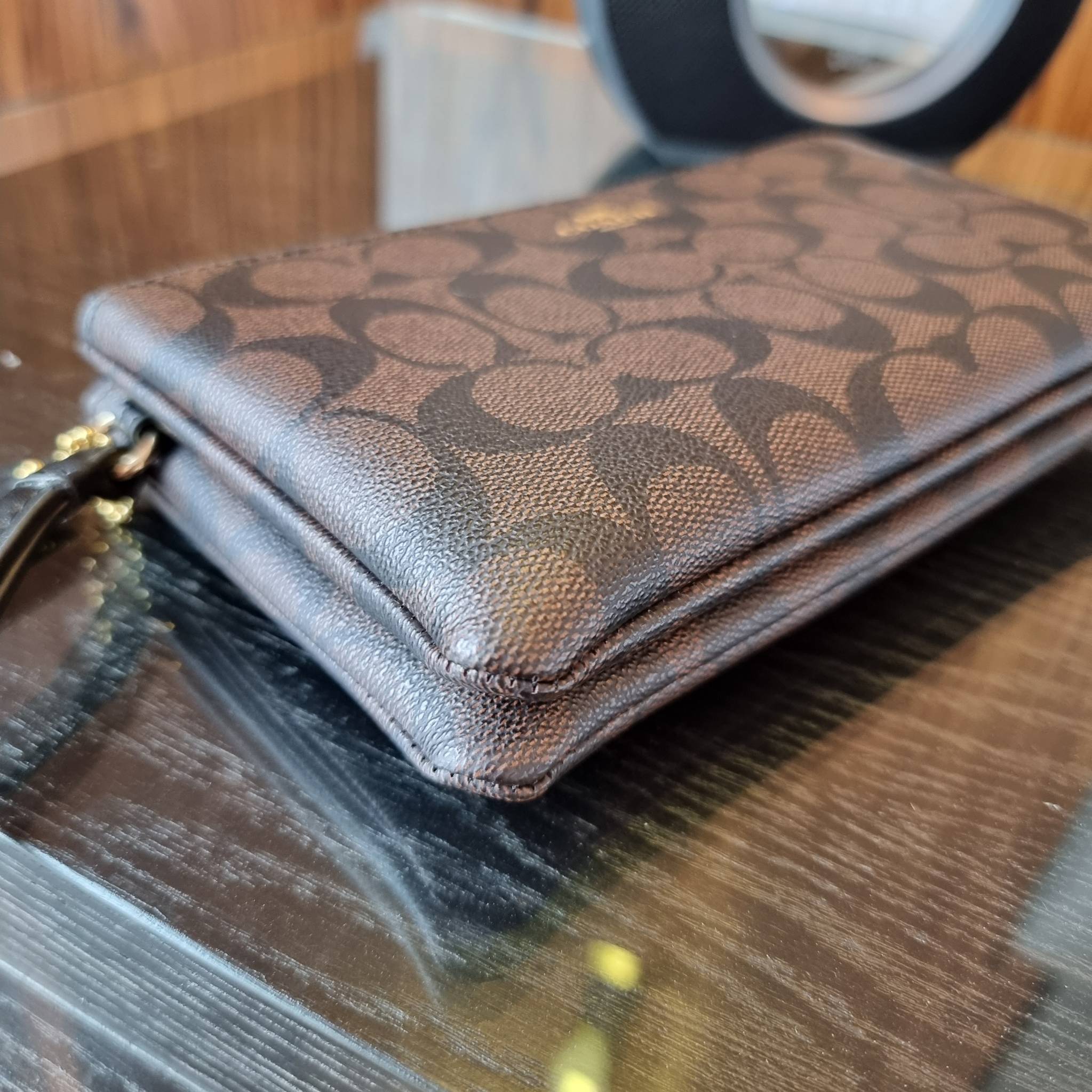 COACH F54057 DOUBLE ZIP WALLET IN SIGNATURE กระเป๋าคล้องมือ size L ใบนี้ใส่มือถือได้ทุกรุ่น ขนาดกำลังดี พกพาสะดวกมากๆ วัสดุหนังสังเคราะห์ ภายในเป็นผ้าสีสวยคม ใส่ธนบัตร ใส่บัตรได้เยอะ ใส่มือถือได้สบายๆทุกรุ่น ตอบโจทย์สาวๆที่ไม่ชอบพกเยอะวุ่นวายจ้า ใบนี้เอาอ