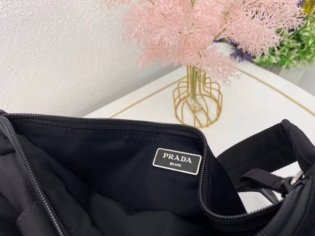 PRADA Premium gift waist bag รุ่น Hothit! กระเป๋าคาดเอว / คาดอก ใช้ได้ทั้งหญิงชาย วัสดุ nylon เรียบหรูดูแพงสไตล์แบรนด์ วัสดุ nylon เปิดปิดด้วยซิป ภายในกว้าง จุได้เยอะ สายปรับได้ ขนาดกำลังดี สะพายคล่องตัวค่ะ ที่สำคัญสะพาย แล้วดูดีมากก Don't miss! .