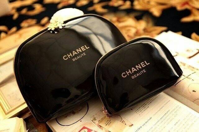 พร้อมส่งสินค้าขายดี **เซ็ตคู่ถูกใจ ((2in1)) Chanel Best Seller! รุ่นยอดนิยมตลอดกาล Chanel Holiday Glossimer Duo Cosmetic Pouch Set กระเป๋าอเนกประสงค์พรีเมี่ยมเเท้จาก Chanel Cosmetic Counter (ซื้อ 1 ได้ถึง 2 ใบ) มาครบเซททั้งใบใหญ่เเละใบเล็ก วัสดุ PVC เนื้อ