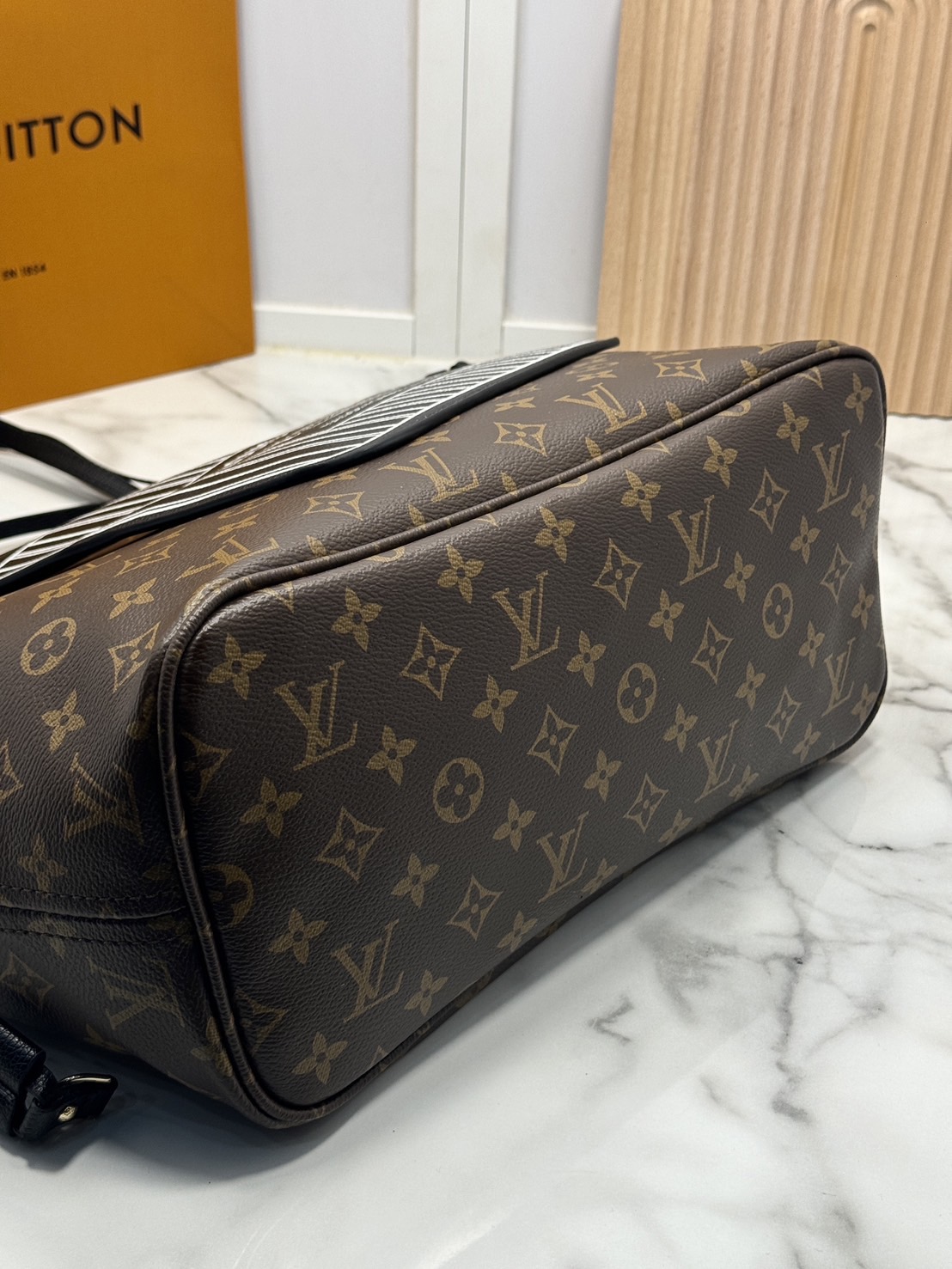 LV Neverfull Inside Out MM / LV Tote Bag กระเป๋าทรงโท้ทใบใหญ่ กลับด้านใช้ได้ 2 ฝั่ง ดีไซน์ใหม่ที่ฮอตที่สุดในตอนนี้ มาพร้อมใบลูกพิมพ์ลายเส้นตรงสวยเด่น เป็นอีกรุ่นที่นิยมใช้เยอะมากๆ ภายในโล่งกว้าง สะพายไปเที่ยวต่างจังหวัดคือดีงามมากจ้า หรือจะสะพายไปทำงาน ไป