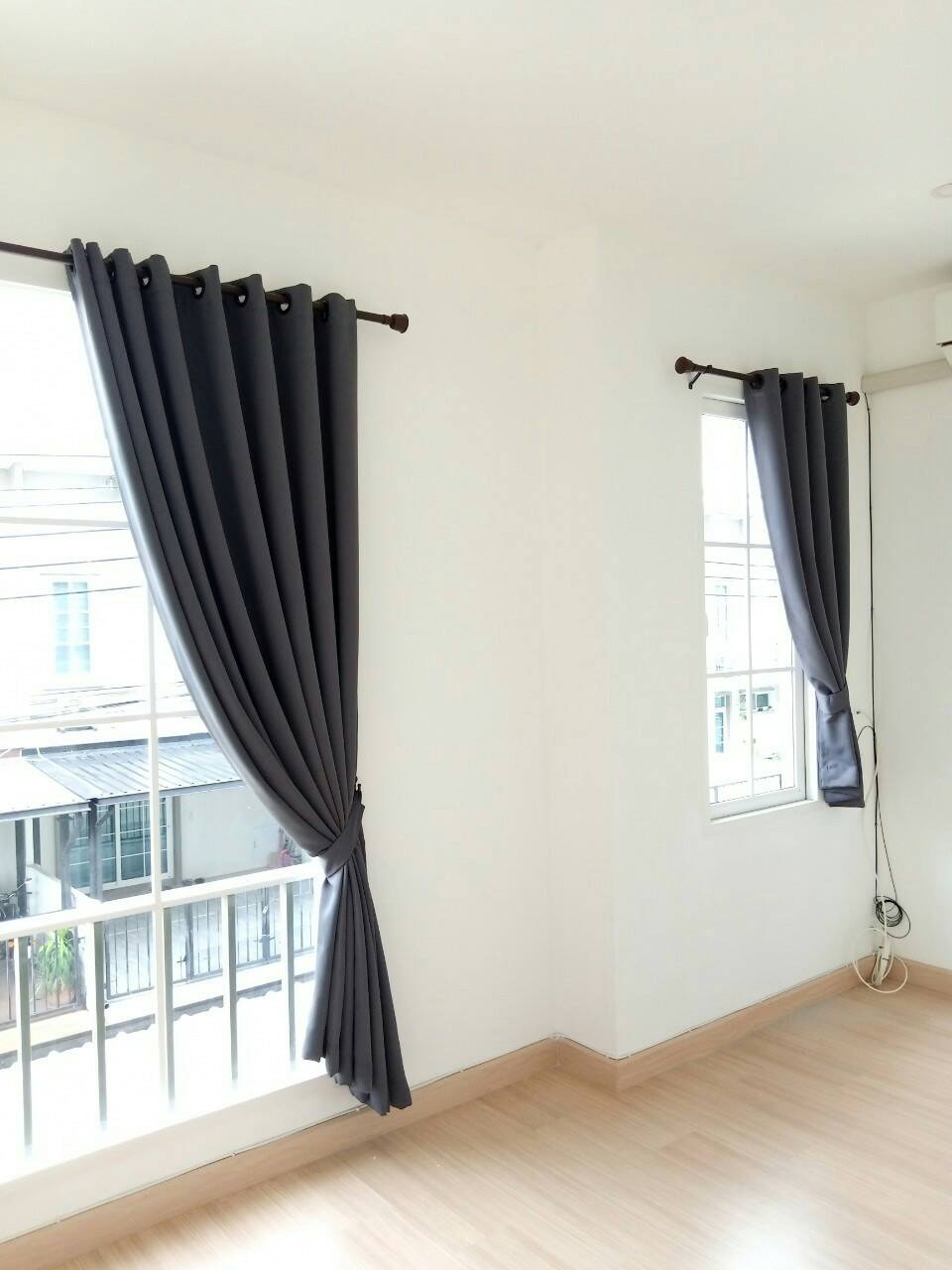 ผ้าม่านกันแสง UV95% รุ่นโมเดิร์น(ไม่มีลาย)สีเทาเข้ม ก.270*ส.255ซม./ผืน(แถมสายรวบม่านและตะขอเกี่ยว)