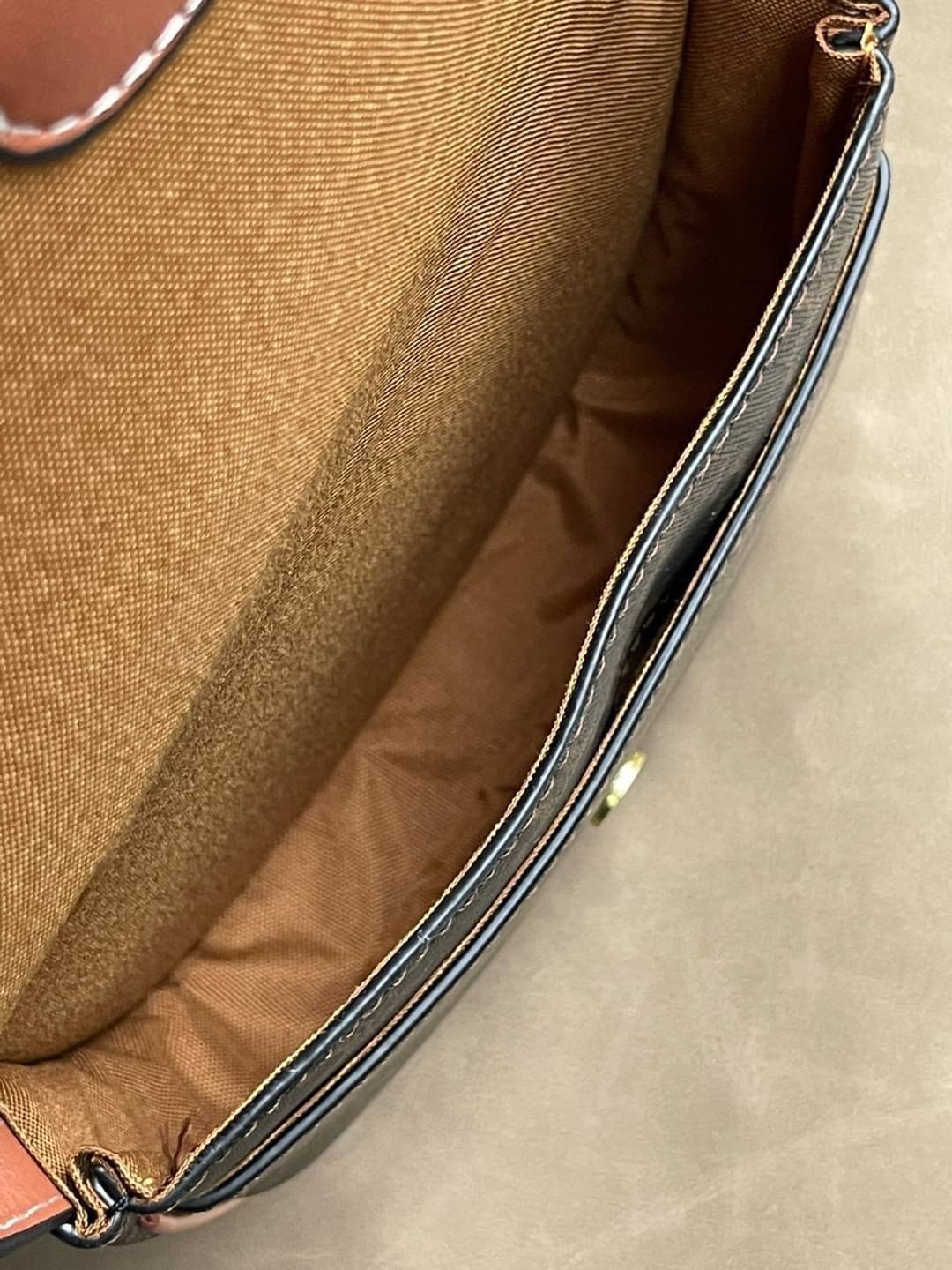 CELINE MINI BESACE IN TRIOMPHE CANVAS หรูหราไปกับกระเป๋าหนังแคนวาสลาย triompe ด้วยขนาดที่กะทัดรัดและดีไซน์ที่เรียบหรูนี้ จึงสามารถนำไปแมทช์กับการแต่งตัวได้ง่าย ไม่ว่าจะเป็นสไตล์การแต่งตัวเท่ ๆ จนถึงสไตล์การแต่งตัวน่ารัก ๆ เพิ่มความหรูหราและโดดเด่นด้วยการต