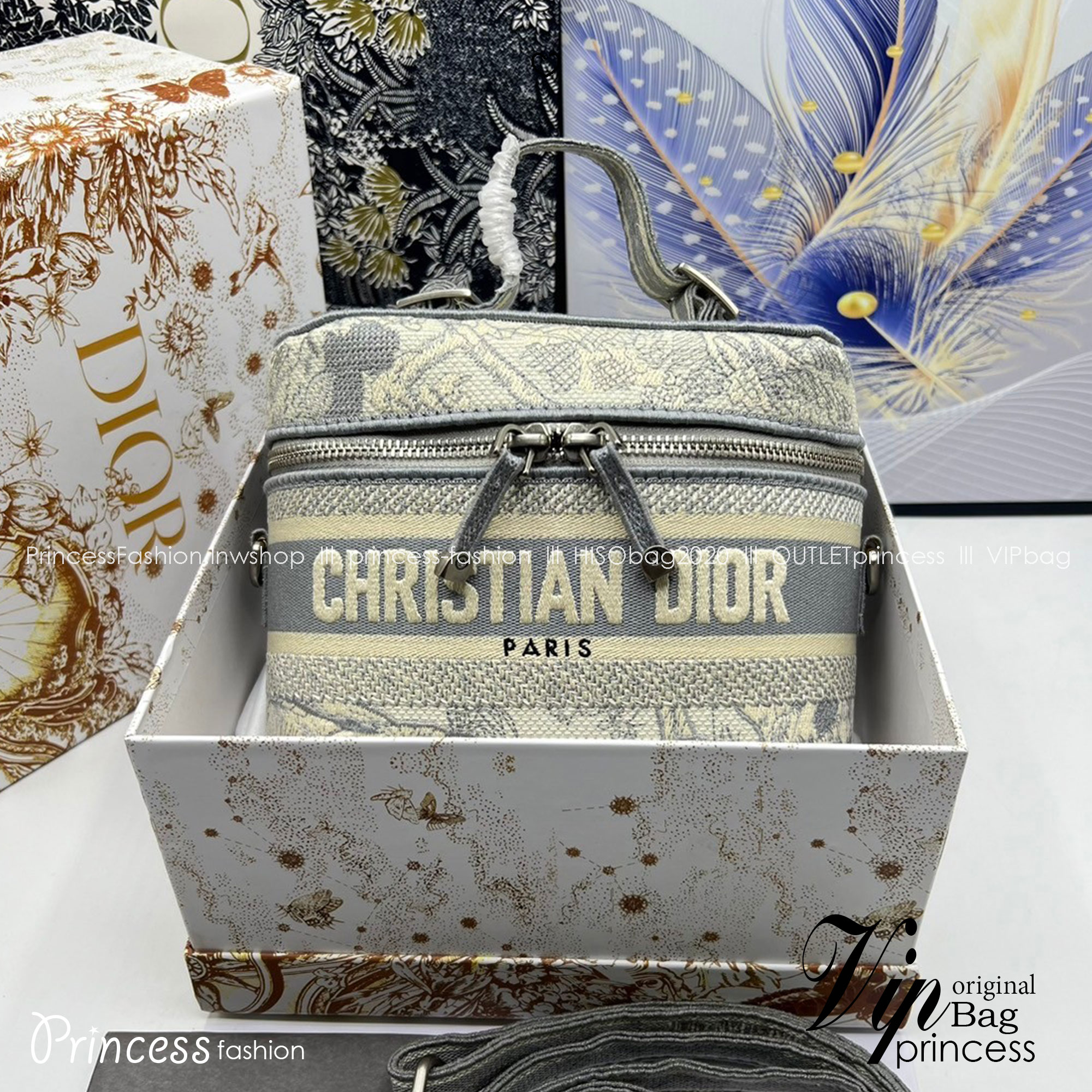 18cm Small DiorTravel Vanity Case กระเป๋าใส่เครื่องสำอาง มาพร้อมกับลวดลาย Oblique ปักอย่างประณีตและประดับด้วยสัญลักษณ์ Christian Dior Paris มาพร้อมสายสะพายและหูจับในตัว ปรับเปลี่ยนใช้งานได้ตามสไตล์