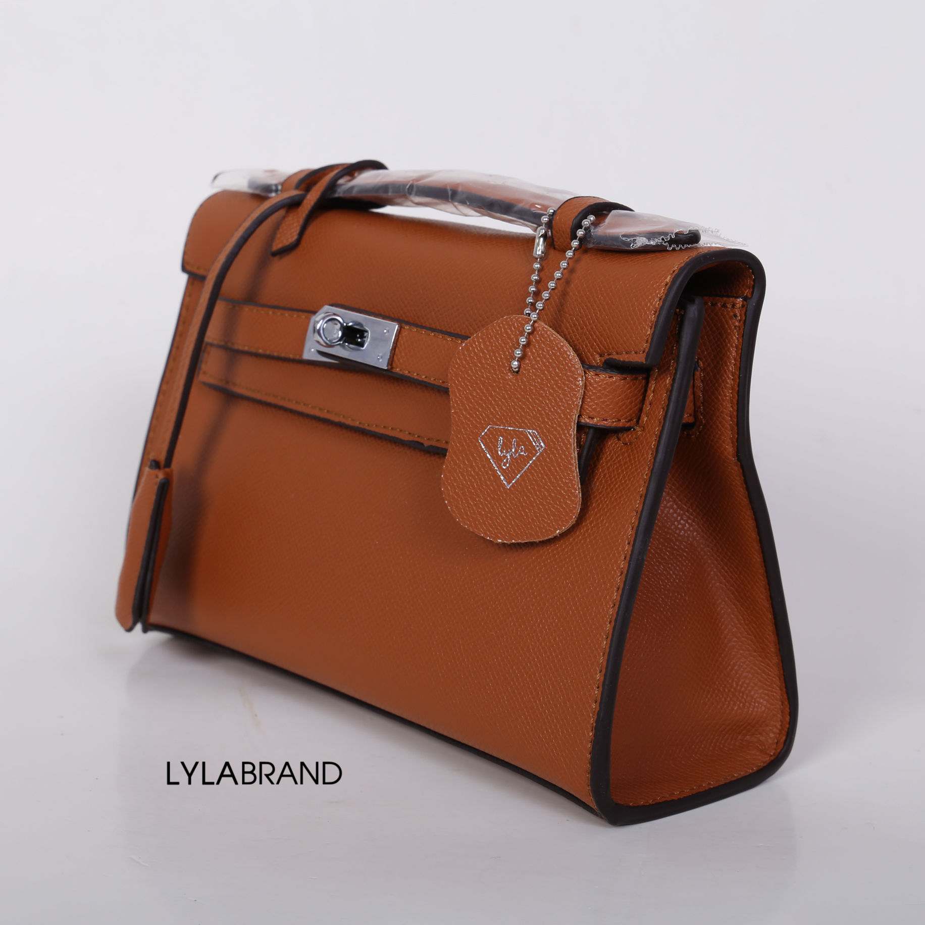 LYLABRAND🔔 KELLY MINI SIZE 22 CM / EPSOM PU TOP PREMIUM มาพร้อมสายหนังและสายโซ่คุณภาพดีสุดๆ ใบเล็กน่ารักพอดิบพอดีถือเป็นครัชออกงานได้ให้ลุคหรูสุด หรือจะใส่กับชุดทำงาน กางเกงยีนส์ ได้หมด ครบเลยค่ะ ให้ลุค ผู้ดีมากๆ ใส่ iphone plus ได้ทุกรุ่น มีสีให้