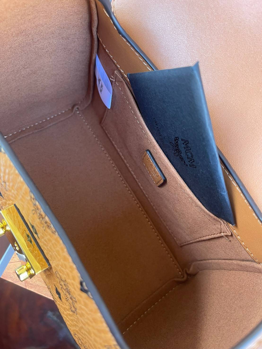 M.C.M Tracy Satchel in Visetos กระเป๋าทรงนักเรียน Tracy ขนาดเล็กผสานความประณีตที่อ่อนนุ่มของหนังดิบ (Vachetta) เข้ากับสัญลักษณ์อันเป็นมรดกของผ้าใบเคลือบผิวลาย Visetos ปิดด้วยตัวล็อคลอเรลนับเป็นความหรูหราที่มาพร้อมพื้นที่เก็บของจำเป็นอย่างกว้างขวาง