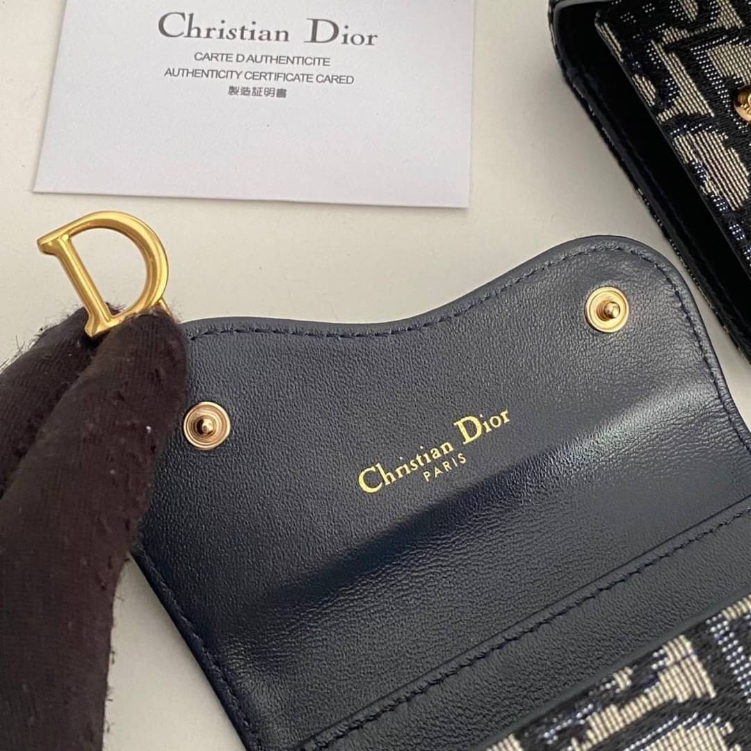 VIP 🥂DIOR Wallet Saddle Lotus / Dior tri-fold wallet กระเป๋าสตางค์ 3 พับ วัสดุหนังแท้ และผ้า Jacquard อย่างดี ทอสวยงาม ผสมผสานความสง่างามและคลาสสิกที่เข้ากับยุคสมัย ภาพสินค้าถ่ายจากงานขายจริง ใช้งานต่างประเทศได้
