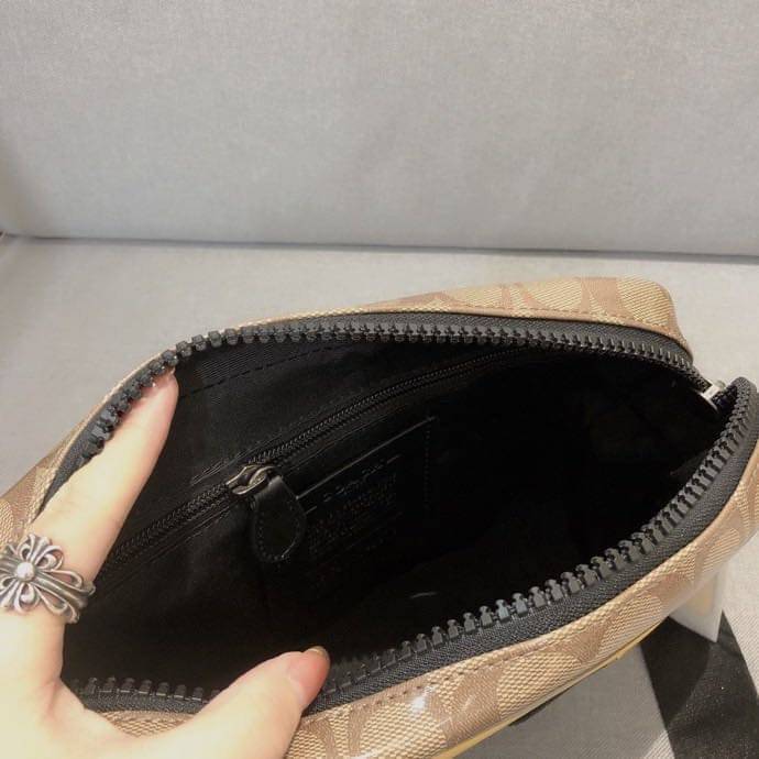 COACH EDGE CROSSBODY IN SIGNATURE CANVAS กระเป๋าสะพายครอสบอดี้ร์ วัสดุหนังแท้ หนังนิ่มอย่างดีค่ะ ด้านหน้ามีช่องซิปซ่อนให้หนึ่งช่อง เปิดปิดช่องหลักแบบซิปคู่ภายในกว้าง ใส่ของได้จุเลยนะคะ มีช่องซิปและช่องเล็กให้อีก2ช่อง;ด้านหลังกระเป๋าเป็นช่องโล่งใส่ของอีกช่