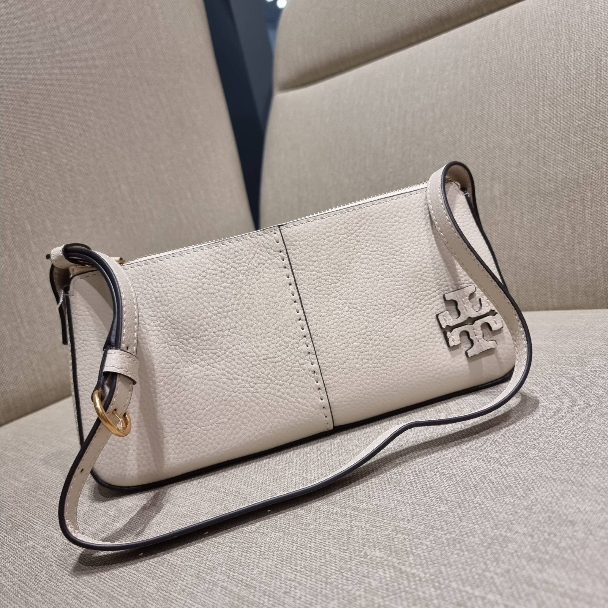 TORY BURCH MCGRAW WEDGE กระเป๋าสะพายไหล่ ทรงสวยไม่ซ้ำ ไม่เกร่อ!! สะดวกใช้งาน ดีไซน์เรียบแต่แฝงความหรู และคลาสสิคในตัว วัสดุหนังลูกวัว สัมผัสดี สวยคม เปิด-ปิดด้วยซิป ภายในเป็นช่องโล่ง มีช่องย่อยเก็บบัตร มาพร้อมสายสะพายในตัว ปรับได้อีกเล็กน้อย ไอเท็มนี้เหมา