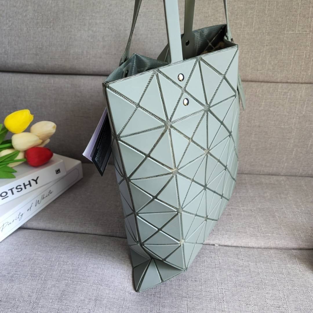BAO BAO ISSEY MIYAKE LUCENT ONE-TONE กระเป๋า Bao Bao จากแบรนด์ดัง Issey Miyake แบรนด์แฟชั่นจากประเทศญี่ปุ่น ซึ่งมีสินค้ามากมายไม่ว่าจะเป็นเสื้อผ้า นาฬิกา น้ำหอม และที่ขาดไม่ได้นั่นก็คือ กระเป๋า Bao Bao ที่มีความพิเศษในเรื่องของวัสดุและดีไซน์ที่ครองใจสถาปน