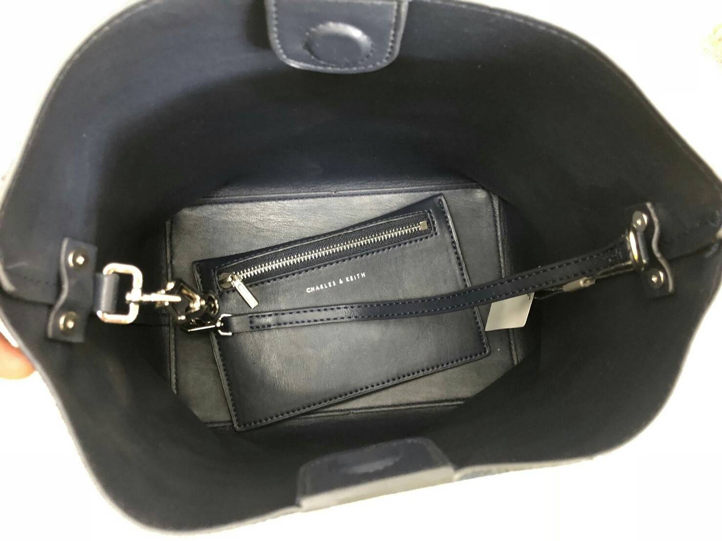 CHARLES & KEITH SLOUCHY SLING BAG 2018 กระเป๋าสะพายข้าง ปรับเปลี่ยนรูปทรงใช้งานได้ไม่จำเจ ปากกระเป๋าเป็นแม่เหล็ก มีสายเกี่ยวเพื่อปรับรูปกระเป๋า ให้เป็นทรงขนมจีบได้ค่ะ ภายในกระเป๋าโล่งกว้าง ใส่ของจุ รุ่นนีพิเศษ มีกระเป๋าใบเล็กแบบซิปห้อยมาให้อีก 1 ใบค่ะ ถอด