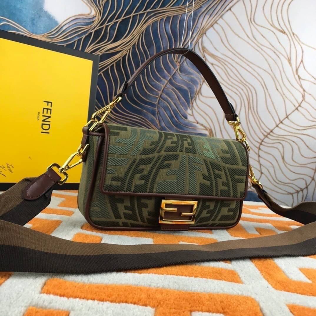 VIP GIFT 】FENDI BAGUETTE SUMMER 2021 CANVAS SHOULDER BAG กระเป๋าสะพายพรีเมี่ยมกิ๊ฟ หายาก สีคัลเลอร์ฟูลสุดใส โดดเด่น ดีไซน์ปั๊มโลโก้รอบใบ วัสดุผ้าแคนวาส ทนทาน มาพร้อมสาย 2 แบบ สำหรับคล้องแขน และสายครอสบอดี้สีทูโทน เปิด-ปิดด้วยกระดุมแม่เหล็ก ภายในเป็นช่องโล