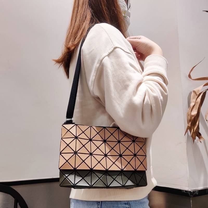 Baobao Issey Miyake Prism Kangaroo crossbody bag กระเป๋าสะพาย Crossbody รูปทรงสี่เหลี่ยมผืนผ้า ไซส์กำลังพอดี เห็นแบบนี้บอกเลยว่าใส่ของสำคัญได้แบบครบถ้วน ไม่ว่าจะเป็นโทรศัพท์ กระเป๋าตังค์ หรือพาวเวอร์แบงค์ จัดเป็นอีกหนึ่งรุ่นที่น่ารัก สายสะพายปรับได้ตามควา