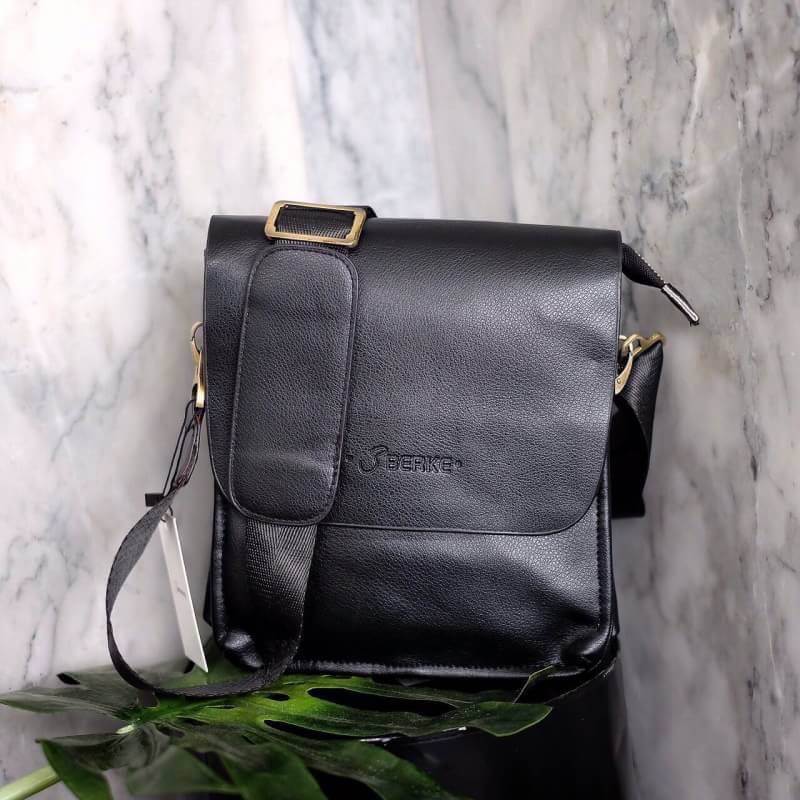 😎เอาใจหนุ่มๆบ้างค่า สำหรับ messenger bag หนังดี มากๆเลยน้า ลายหนังชัดสวย ใบนี้จากแบรนด์ Berke ตัวกระเป๋าขนาดกำลังดีเลยคะ สีดำด้านสวยมาก คลาสสิคสุดๆ มีช่องแบ่งเก็บของหลายช่องเป็นสัดส่วนมากๆคะ น้ำหนักเบา จุของคุ้ม สายยาว ปรับได้ free size สามารถสะพา