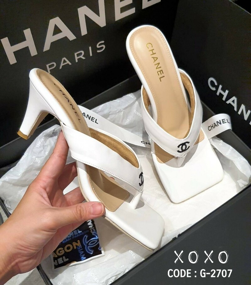 CHANEL งามสวม สวย หรู่ แตะหนีบ นุ่มใส่สบาย ไม่สูงมาก กำลังใส่สบาย ด้านหน้าปัก โลโก้แบรนด์ แมทส์ชุดง่าย น้ำหนักเบา