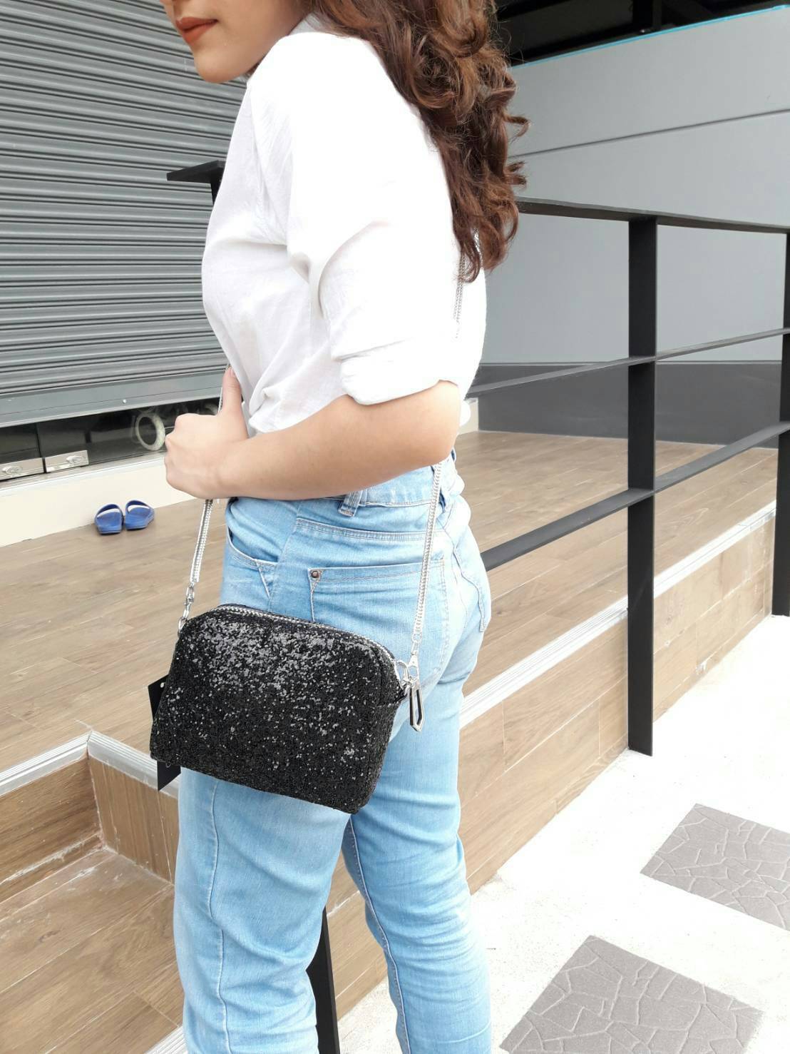 River Island glitter crossbody & cluth bag กระเป๋าทรงสวย ดีไซน์แจากแบรนด์ดัง River Island แบรนด์ดังจาก UK. โดดเด่นด้วยตัวกระเป๋า ประดับ glitter ทั้งใบ สวยโดดเด่น เปิดปิดกระเป๋าด้วยซิป ภายในกว้าง จุได้เยอะ ใส่โทรศัพท์ได้ทุกรุ่น + กระเป๋าสตางค์สั้น ใบนี้จะส