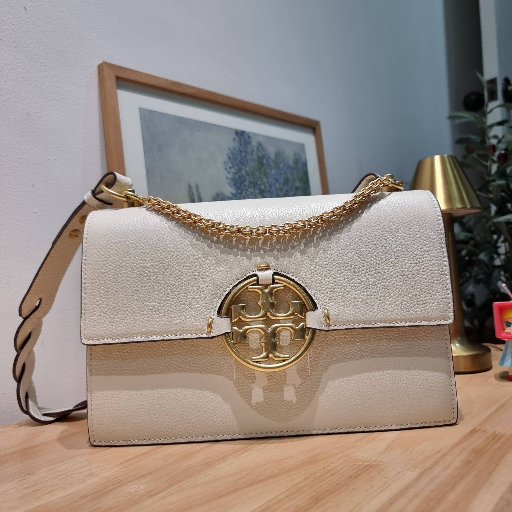 TORY BURCH MILLER SHOULDER BAG / Tory Burch Bag รุ่นยอดนิยม รุ่นหายาก รุ่นที่สาวๆตามหา ใบนี้เลย!! สวยหรู ผู้ดีทุกสี กระเป๋าสะพายไหล่ ดีไซน์อยู่ทรง คลาสสิคแฝงความหรูด้วยโลโก้สีทองอร่ามโดดเด่น