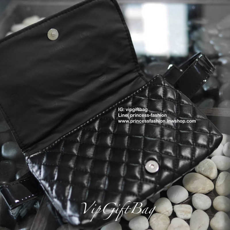 NEW ARRIVAL 2019!! CHANEL WAIST BAG (NOT FOR SALE) กระเป๋าสะพายคาดเอวหรือคาดอกพรีเมี่ยมกิ้ฟของแท้จาก CHANEL วัสดุหนัง PU นิ่มมือ ปักโลโก้สีขาว ด้านในเปิดปิดด้วยฝาปิดกระดุมแม่เหล็ก ใส่ของจุกจิกและมือถือได้ทุกรุ่น มาพร้อมสายคาดเอวแบบเข็มเข็มขัดปรับระดับ อะไ