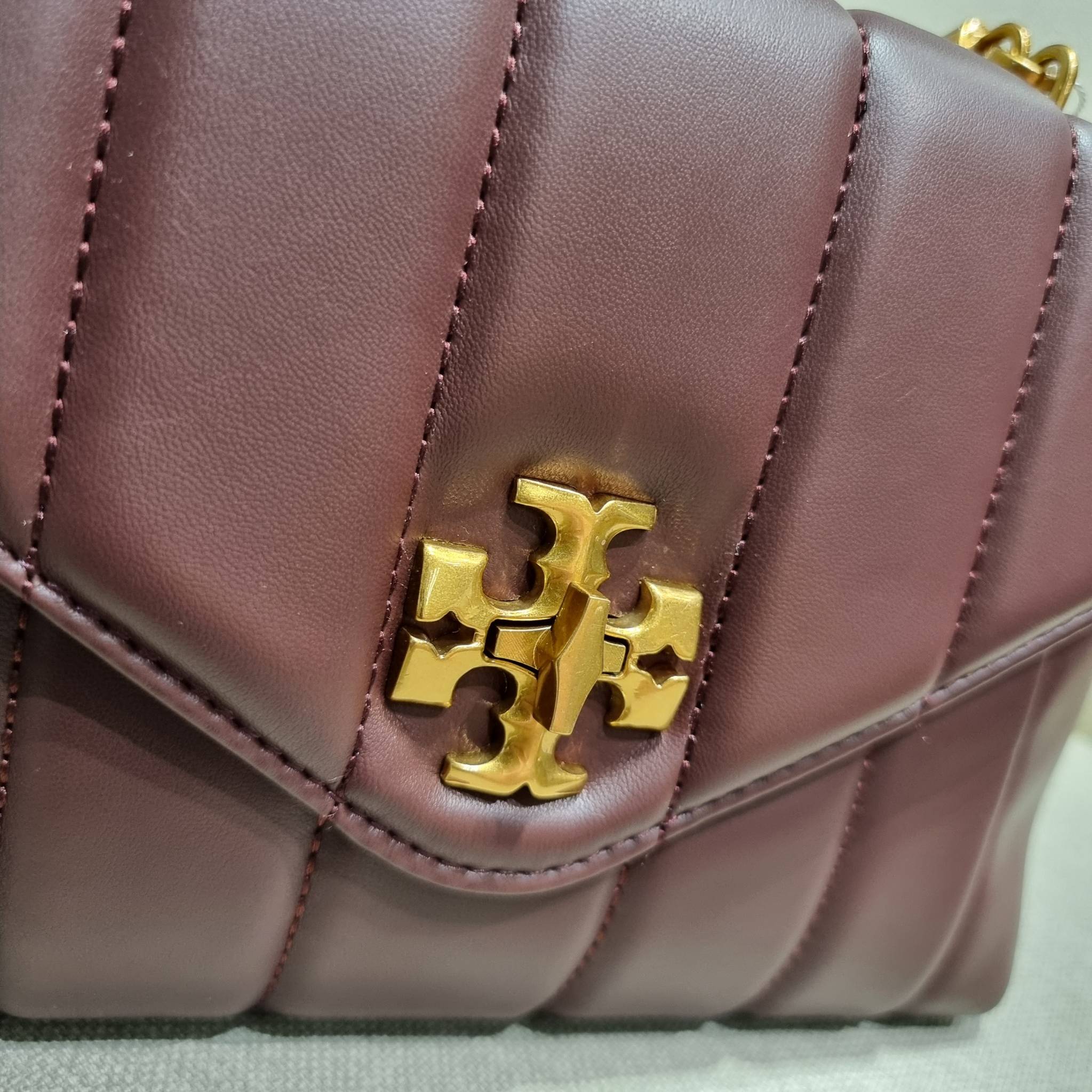 TORY BURCH KIRA QUILTED SMALL SATCHEL มาแล้วด่วนๆ!! กับคอลที่ปังไม่ไหว พร้อมเสิร์ฟสีคลาสสิค กระเป๋าถือ/สะพาย ทรงสวย สะพายคล่องตัว หนังแท้ ดีไซน์บุนวม เส้นคมสวยหรู วัสดุหนังแกะ สัมผัสดีงาม นิ่มมือ เปิด-ปิดด้วยอะไหล่บิดล็อค ภายในเป็นช่องโล่ง มีช่องซิป ใส่ขอ
