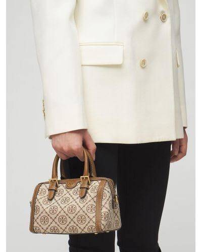 small: Tory burch T Monograme Jacquaed Mini Duffle Bag เป็นทรงกระเป๋าที่มีความฮอตฮิตตลอดกาล ด้วยรูปทรงคลาสสิคและเหมาะใช้งานเข้ากับทุกสถานการณ์ ไม่ว่าจะเป็นกระเป๋าสะพายไหล่ เพิ่มความคล่องตัวและเข้าได้กับทุกลุค ไม่ว่าจะเป็นวันสบายๆ หรือวันที่ต้องออกไปทำกิจก