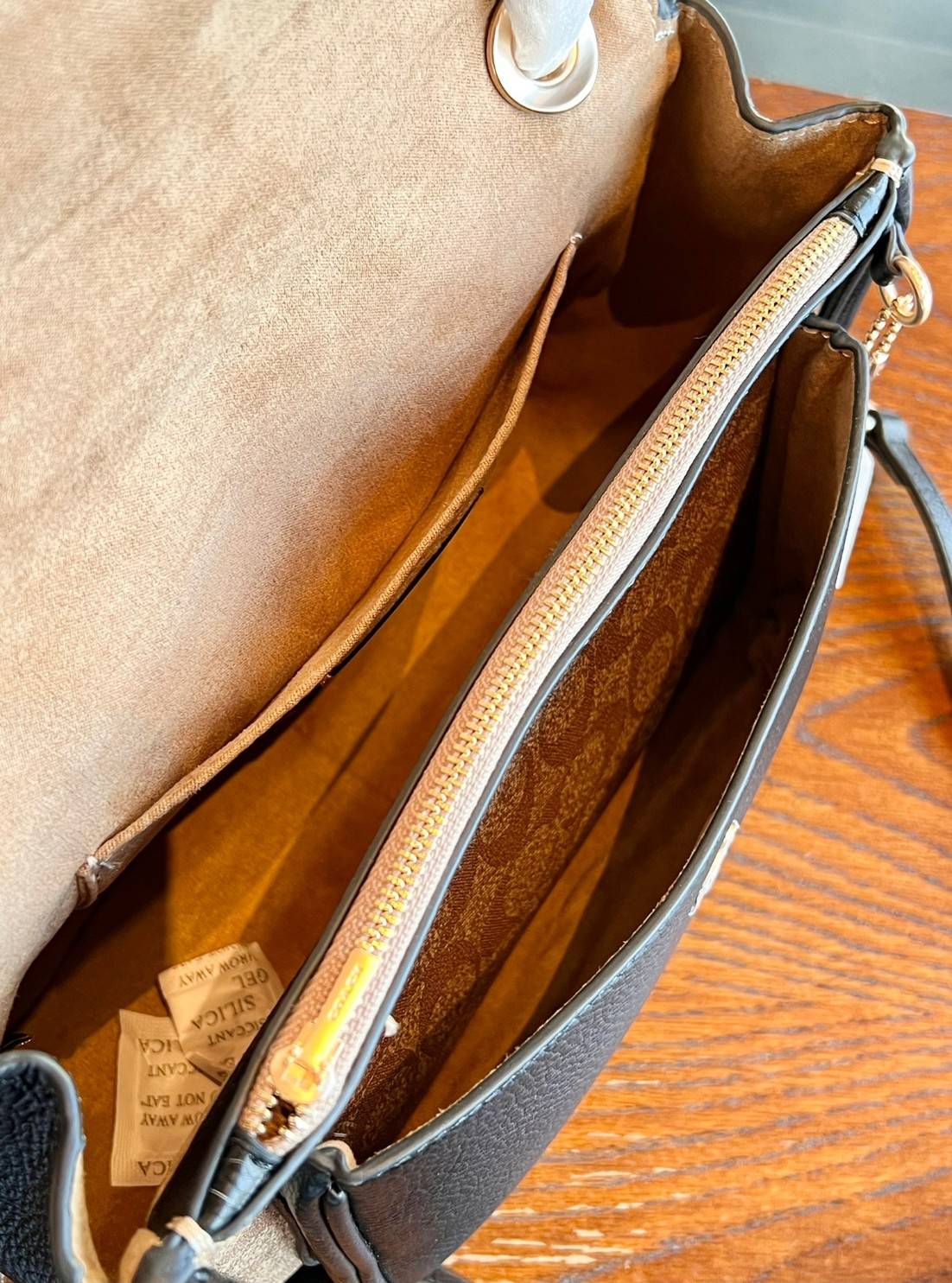 Coach Disney X Coach Klare Crossbody 25 In Signature Canvas With Patches((CC152)) พร้อมส่งก่อนใคร! เริ่ดๆ ชิคๆ กันก่อนค่ะ กับกระเป๋าสะพายแบบครอสบอดี้ร์หรือทบสายคู่ใช้งานแบบหิ้วหรือคล้องไหล่ได้ ✔️หนังแท้อย่างดีสวยมากๆค่ะ