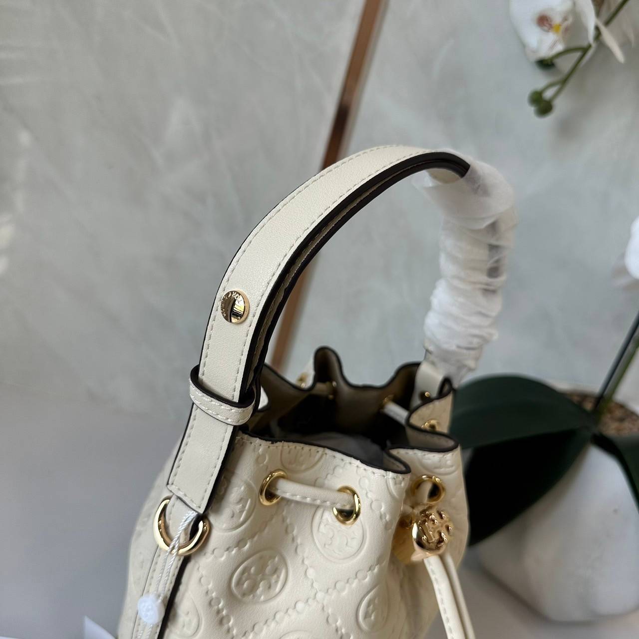 TORY BURCH mini T Monogram leather bucket bag กระเป๋าบัคเกต ไซต์ mini คอลเลกชันหนัง T Monogram ลายซิกเนเจอร์หนังปั้มลายนูน