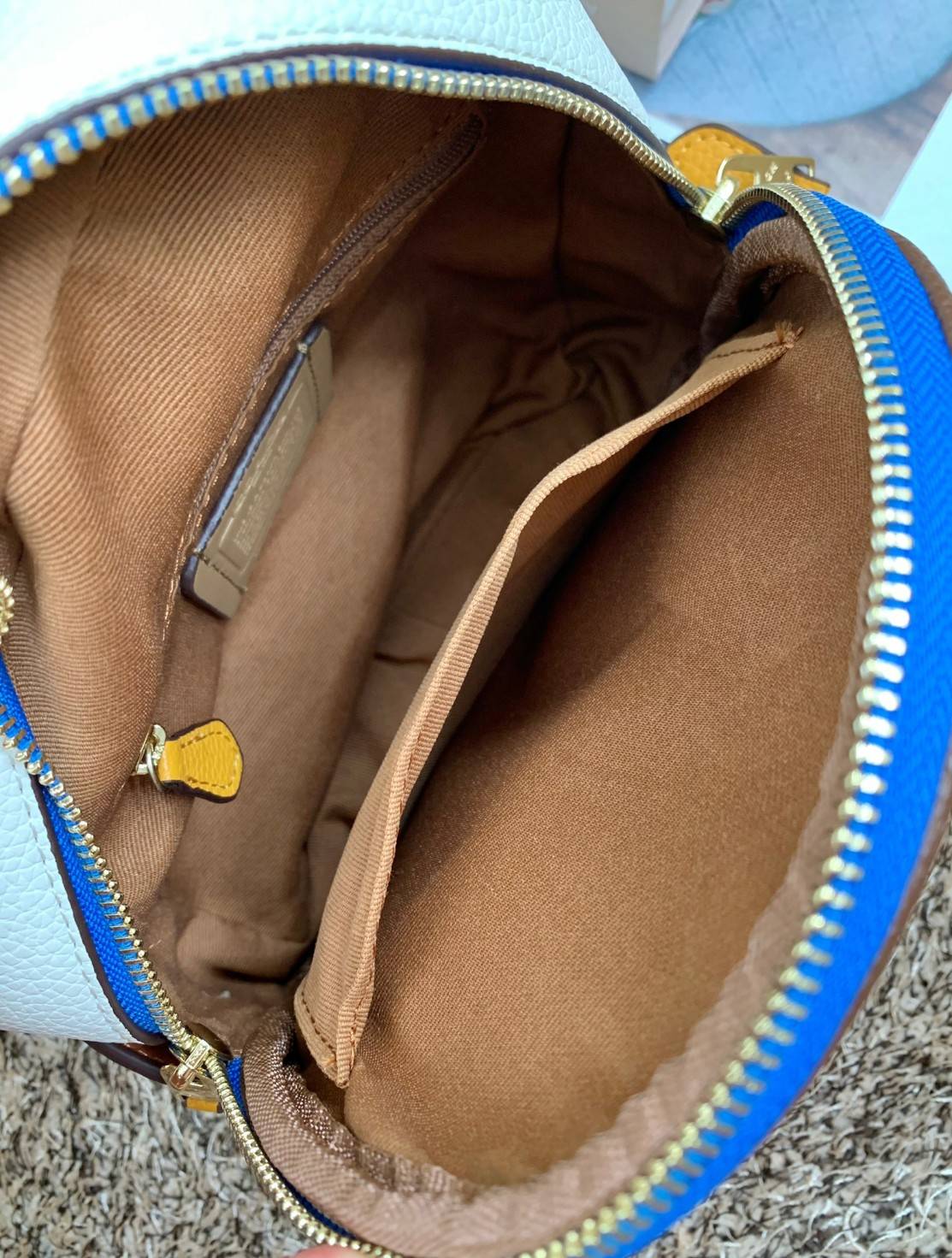 COACH MINI COURT BACKPACK WITH RAINBOW COACH ((CA624)) 🌈ต่อกันเลย สวยกันก่อน วางน้องไม่ลงเลยจริงๆค่าา😍 พร้อมส่ง! ยังไม่เข้าไทย กับกระเป๋าสะพายหลังแบบมีหูหิ้วในตัว บอกก่อนเลยว่าหนังของน้องทั้งนิ่ม ทั้งสวย อย่างดีเลยค่ะ