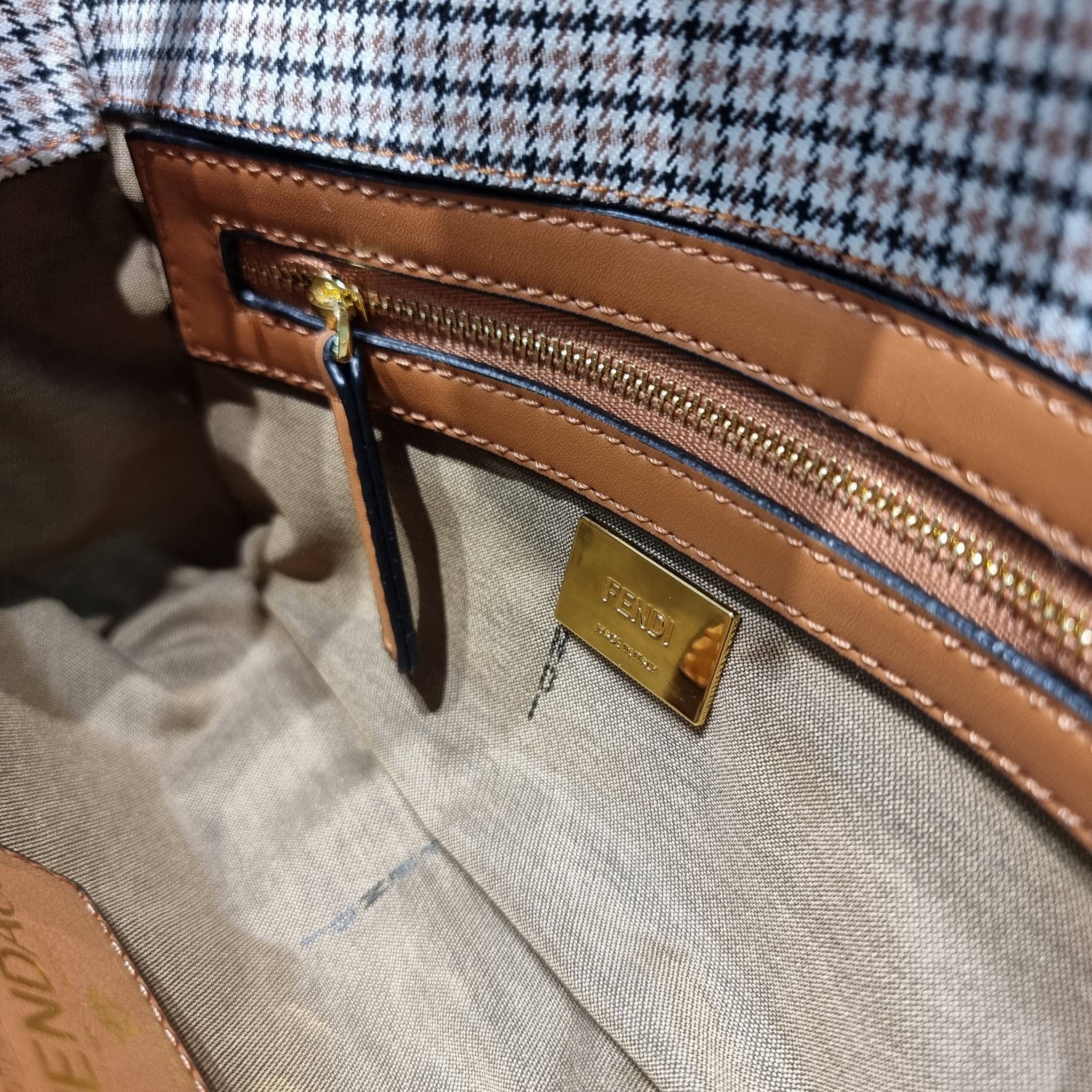 FENDI BAGUETTE MONOGRAM PRINT SHOULDER BAG / FENDI Baguette Brown houndstooth wool bag with FF embroidery อีกหนึ่งรุ่นใหม่ ปังไม่ไหวจ้าแม่!! กระเป๋าสะพายทรงแบคเกตต์ ดีไซน์ลวดลายรอบใบ มี texture โดดเด่นน่าใช้ ดูหรูและคลาสสิค