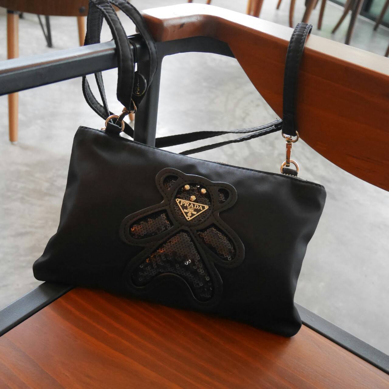 Best Seller!! กระเป๋าอเนกประสงค์ทรง clucth & crossbody จาก งานพรีเมี่ยมกิ้ฟ จากเคาเตอร์ต่างประเทศคะ แบรนด์ PRADA มาค่า เป็น กระเป๋าผ้าไนล่อน ตามแบบฉบับของแบรนด์เลย ใบนี้มีสายยาวให้คะ เลิศมาก สะพายเป็น shoulder bag ได้เลย ขนาดกำลังดีคะ ใส่มือถือได้ทุกรุ่น 