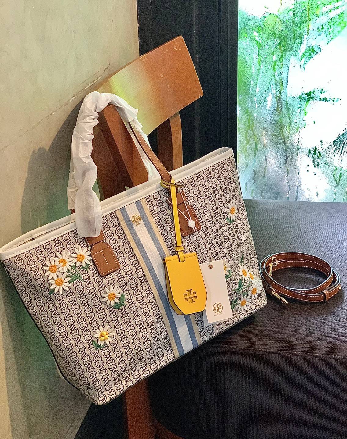 TORY BURCH GEMINI CANVAS SMALL PATCHES TOTE 🔺จุดเด่นของหนังคุณภาพต้องนิ่มสัมผัสได้ ไม่แข็งทื่อๆนะคะ! พร้อมส่งที่ไทย ใช้วันไหนๆก็สวยสุดๆไปเลยค่าา! กระเป๋าทรงTote ไม่เล็กอย่างที่คิดนะคะ😁 หนังแท้ชั้นดี ลายหนังสวยนิ่มมือดีมากค่ะ ตัวกระเป๋าลายโ
