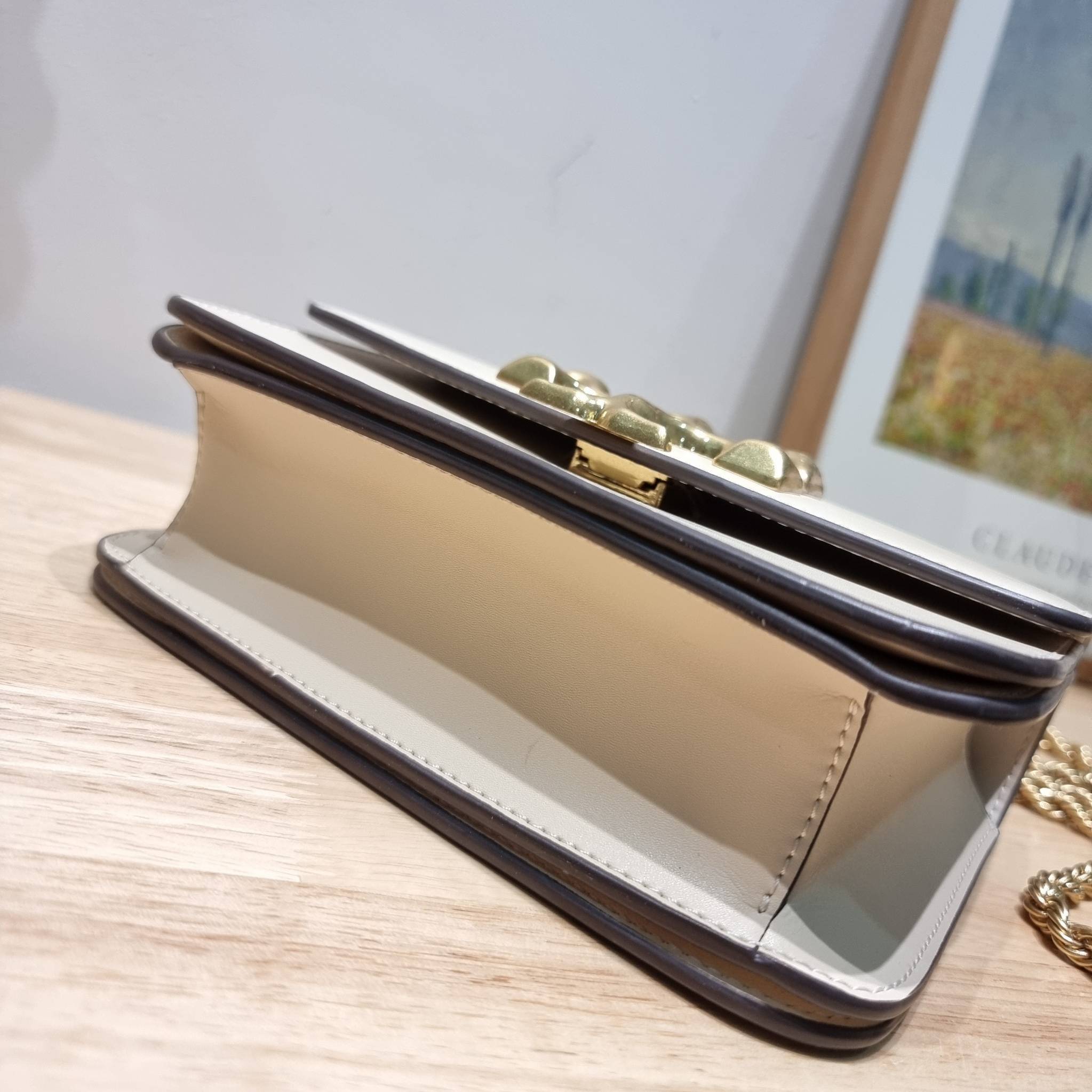 Tory Burch Bag / TORY BURCH ELEANOR SMALL CONVERTIBLE SHOULDER BAG ฮอตไอเท็ม รุ่นนี้ขายดีขายหมด สวยหรู คุณหนู ผู้ดี!! หายากมากแล้วน้า กระเป๋าสะพายข้าง ดีไซน์อยู่ทรง ขนาดกำลังสะดวกใช้ เปิด-ปิดด้วยแถบแม่เหล็ก ภายในแบ่งสัดส่วนได้เป็นอย่างดี