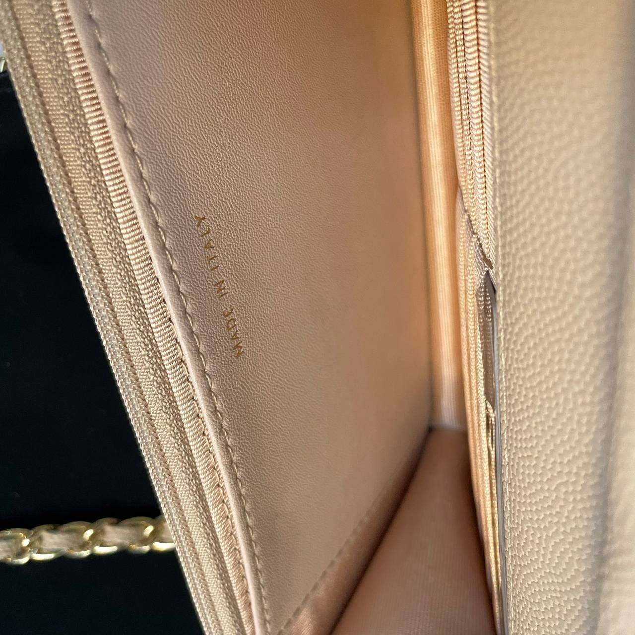 VIP 】หนังแท้ CHANEL WOC style โทนสีพาสเทล กระเป๋าสะพายทรงสวยตลอดกาล วัสดุหนังลายคาเวียร์ เนื้อนุ่ม อยู่ทรงคุณภาพดีตามแบบฉบับของแบรนด์ น้ำหนักเบา ด้านหน้ามีโลโก้แบรนด์อะไหล่หรู มีช่องใส่บัตร ใส่ของจุกจิก เปิดปิดด้วยฝาปิดกระดุม ซับในหนัง ตัวจริงสวยมากๆถูกใจ