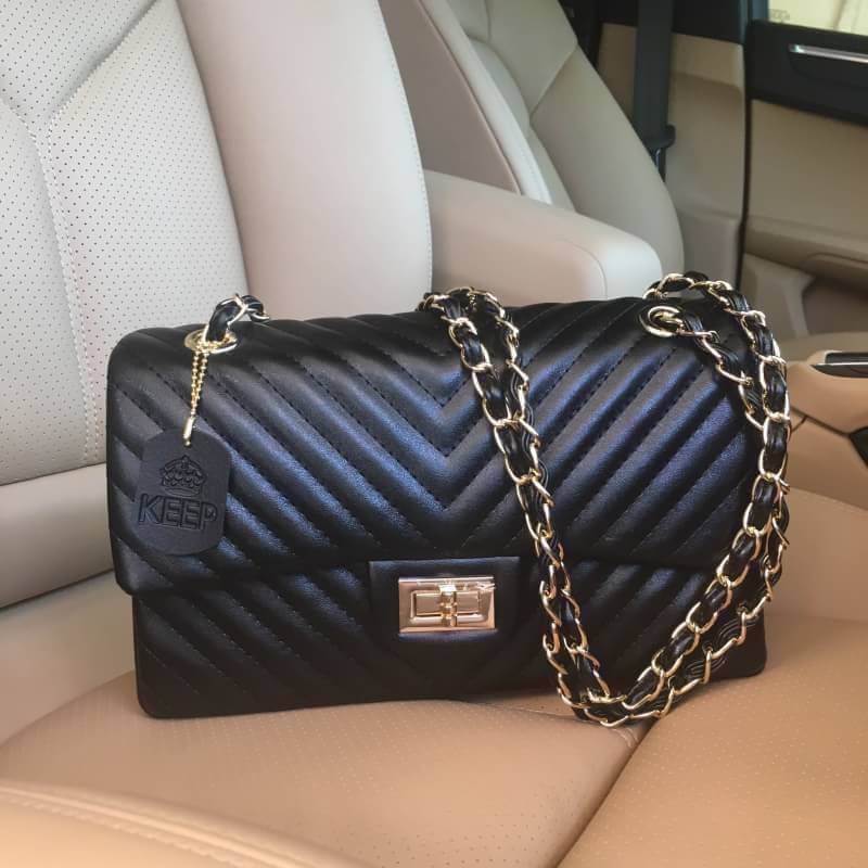 🛍ทางร้าน ได้กระเป๋า จากแบรนด์ KEEP รุ่น KEEP shoulder chevron chain handbag สวย หรู มากๆ เลยน๊า กระเป๋าอยู่ทรง หนังแกะนิ่มมากคะ สายโซ่สะพายสบายคะ สายปรับ สั้น ยาวได้คะ ภายในสีแดง มีช่องใส่ของจิกจิงหลายช่องแบ่งเก็บของเป็นสัดส่วนมากๆคะ ใบจริงสวยมาก 